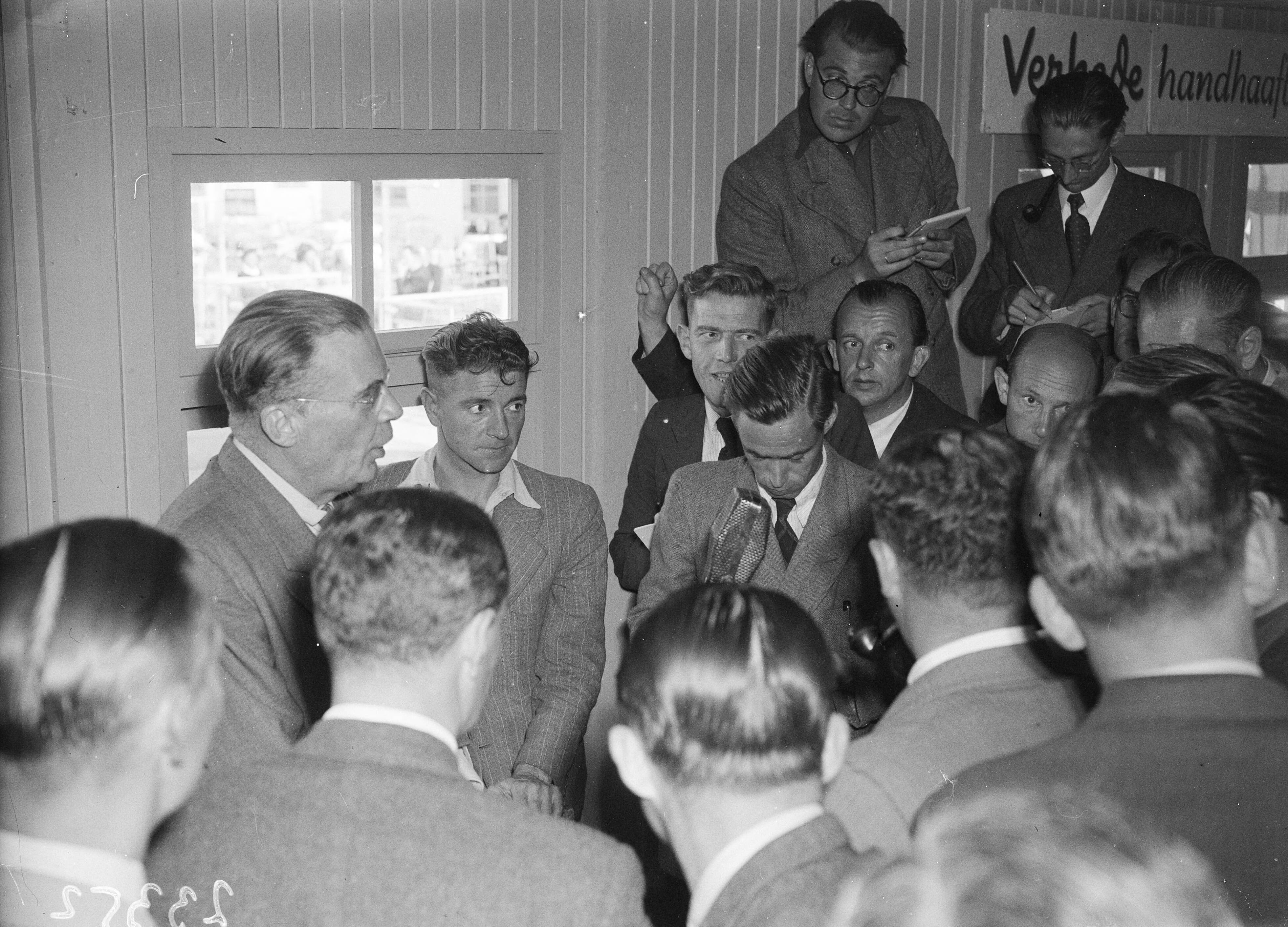 Fotocollectie Anefo — Aankomst dr. H.J. van Mook op Schiphol. Van Mook (links) houdt persconferentie — Foto: Sagers, Harry / Anefo. Licentie: Set B: Rechtenvrij / Publiek Domein. Bron: Nationaal Archief. http://hdl.handle.net/10648/a8ac47b0-d0b4-102d-bcf8-003048976d84