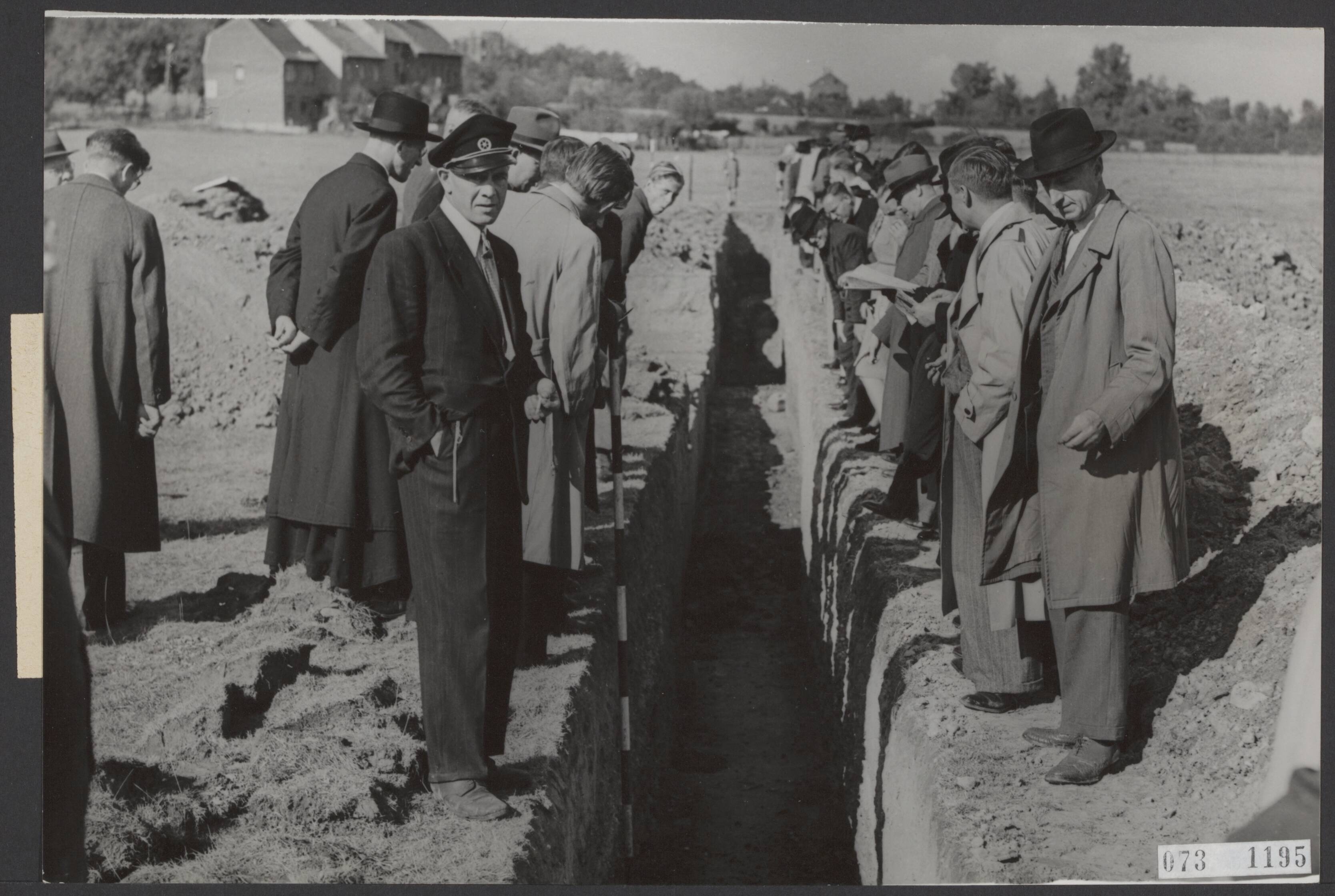 Fotocollectie Elsevier Binnenland — Nabij Voerendaal zijn de resten van een Romeinse villa en een Romeinse weg bloot gelegd. Leden van het Limburgs Geschied- en Oudheidkundig Genootschap bezoeken de opgravingen. Het weggedeelte lag tamelijk diep, doch is duidelijk te herkennen — Foto: ANP / RVD of rechtenvrij. Licentie: Set B: Rechtenvrij / Publiek Domein. Bron: Nationaal Archief. http://hdl.handle.net/10648/ae16f27c-d0b4-102d-bcf8-003048976d84