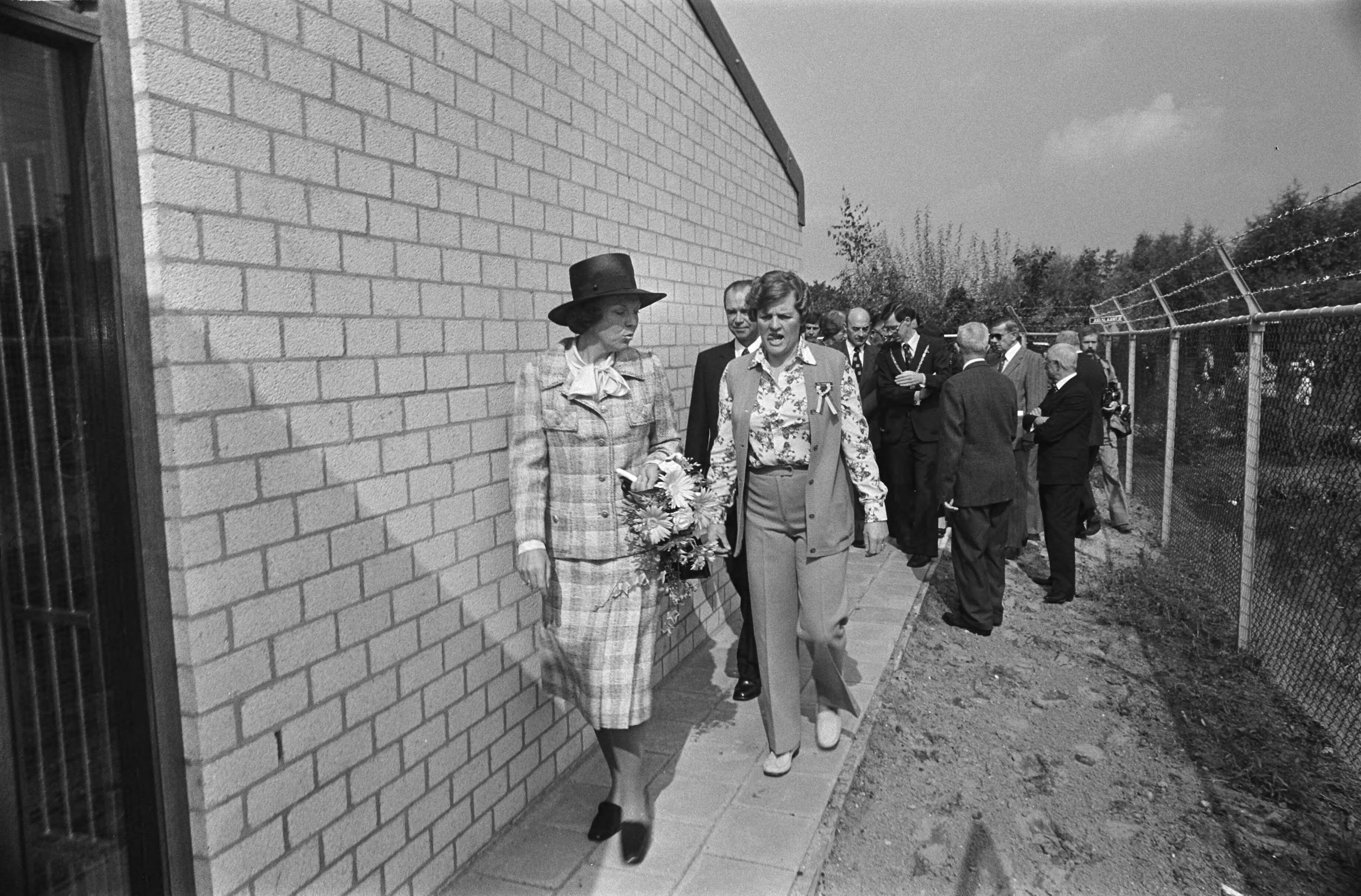 Fotocollectie Anefo — Prinses Beatrix opent streekdierentehuis "t Juliaantje te Rijswijk — Foto: Suyk, Koen / Anefo. Licentie: Set B: Rechtenvrij / Publiek Domein. Bron: Nationaal Archief. http://hdl.handle.net/10648/aca17cd2-d0b4-102d-bcf8-003048976d84