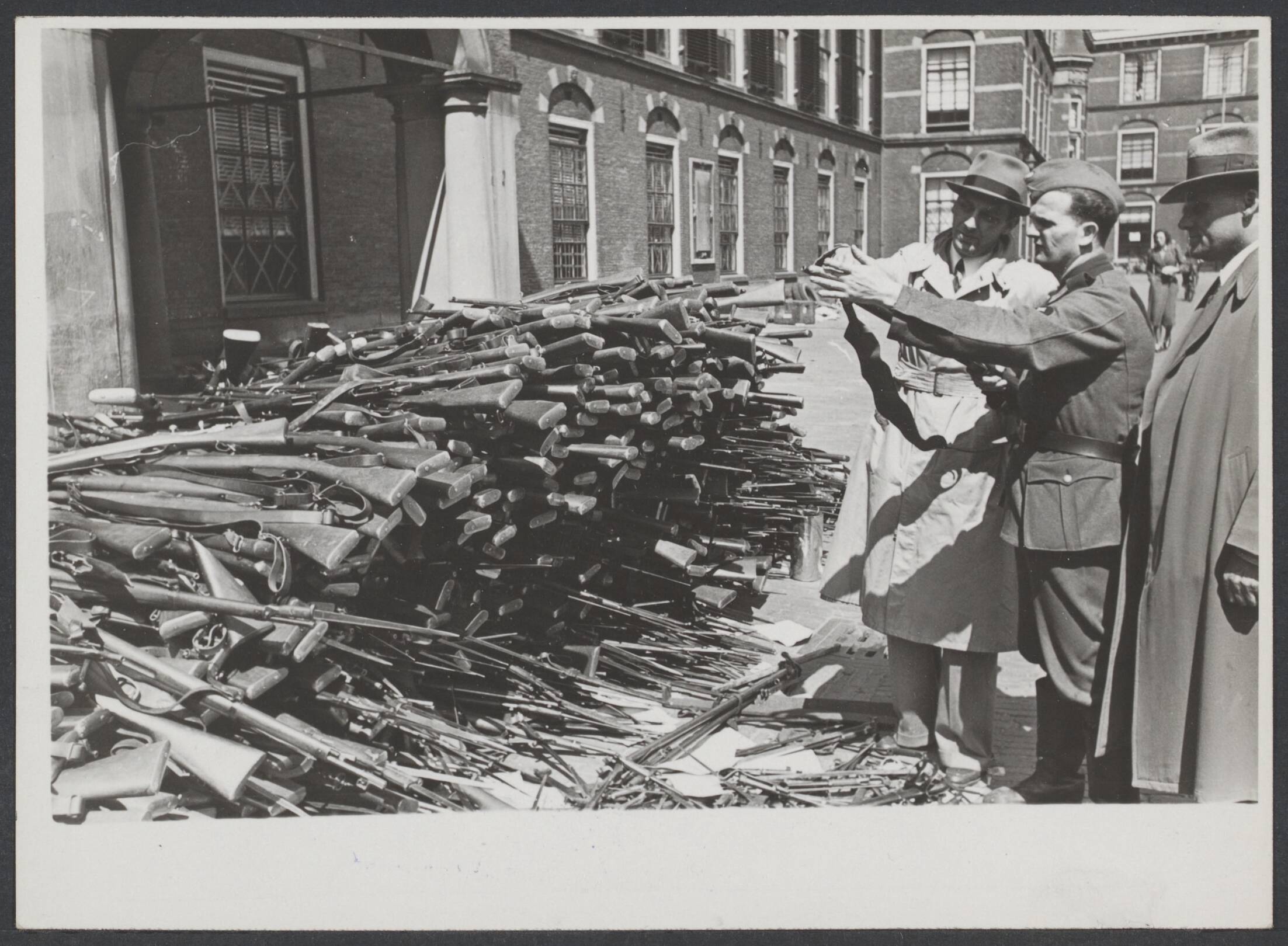 Demobilisatie 1940 — Demobilisatie. Inleveren van wapens op het Binnenhof te Den Haag — Foto: Stapf Bilderdienst. Licentie: Set B: Rechtenvrij / Publiek Domein. Bron: Nationaal Archief. http://hdl.handle.net/10648/7c2f3b5b-4c4a-3929-b87a-16fcc028d616