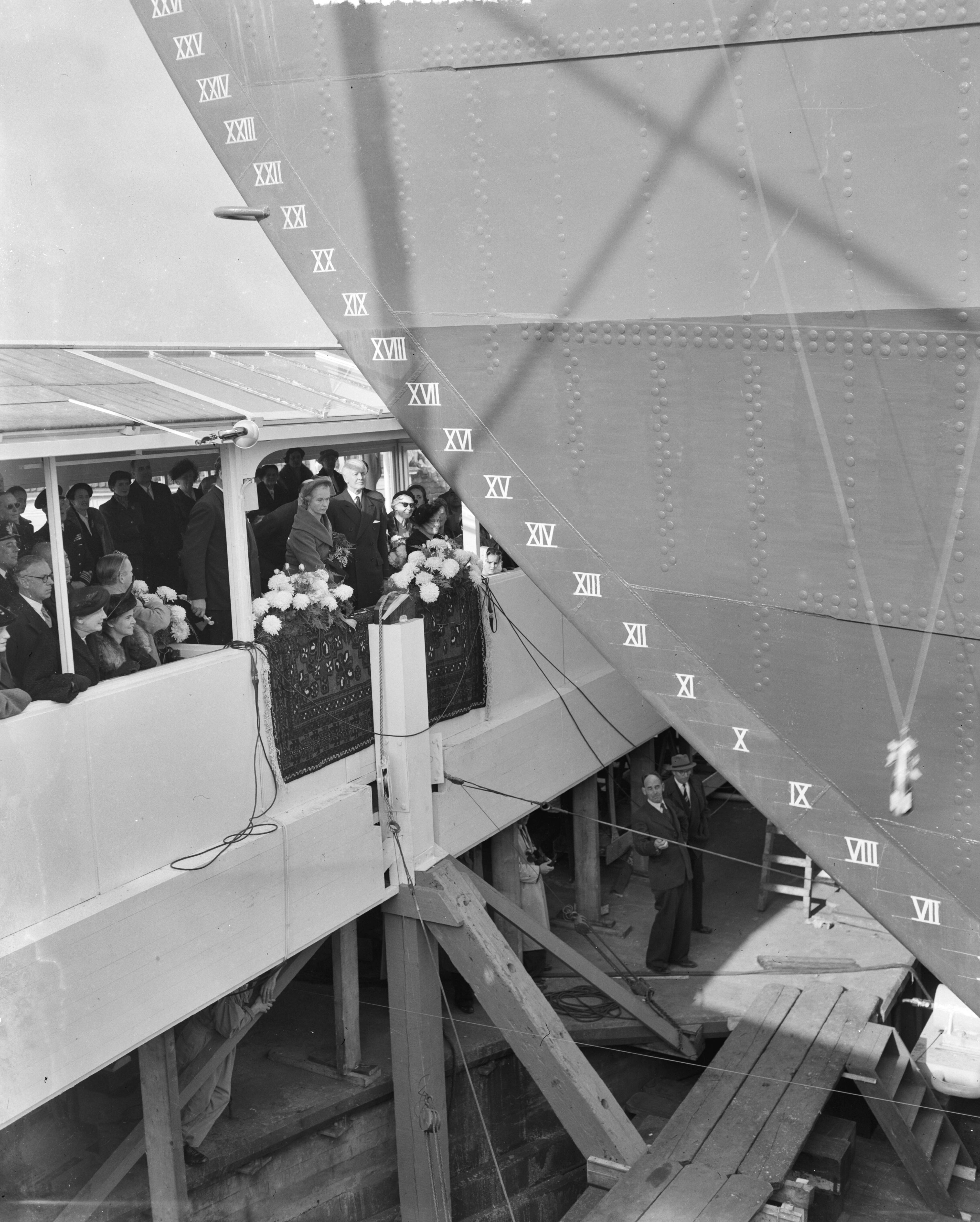 Tewaterlating Zweeds schip "Kungsholm" bij De Schelde te Vlissingen — Tewaterlating Zweeds schip "Kungsholm" bij De Schelde te Vlissingen. Prinses Sybilla van Zweden doopt het schip — Foto: Consenheim, Wim / Anefo. Licentie: Set B: Rechtenvrij / Publiek Domein. Bron: Nationaal Archief. http://hdl.handle.net/10648/a9015c28-d0b4-102d-bcf8-003048976d84