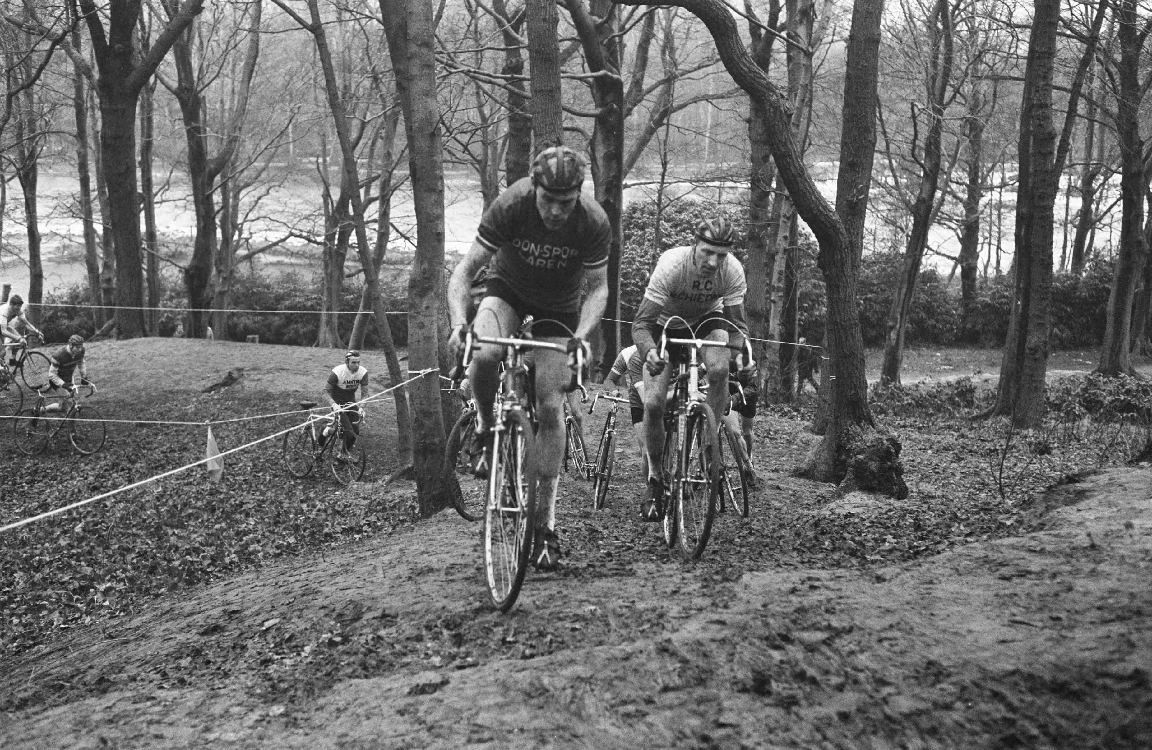 Fotocollectie Anefo — Cyclo-cross "Katerkoers 1969" — Foto: Koch, Eric / Anefo. Licentie: Set B: Rechtenvrij / Publiek Domein. Bron: Nationaal Archief. http://hdl.handle.net/10648/ab59c6e0-d0b4-102d-bcf8-003048976d84
