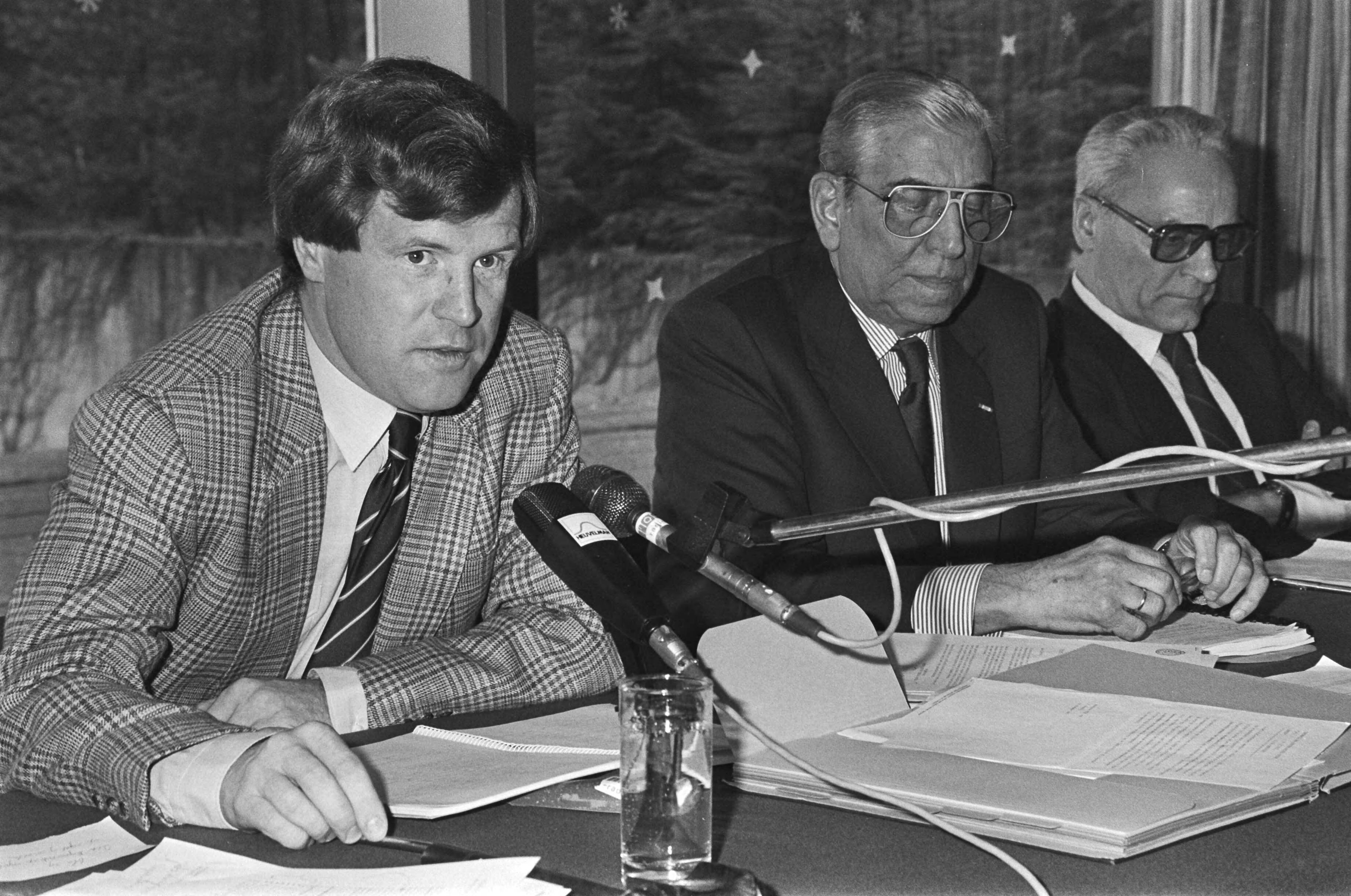 Algemene vergadering betaald voetbal te Zeist — Vilé (links) met naast hem Van Praag — Foto: Dijk, Hans van / Anefo. Licentie: Set B: Rechtenvrij / Publiek Domein. Bron: Nationaal Archief. http://hdl.handle.net/10648/ad08da58-d0b4-102d-bcf8-003048976d84