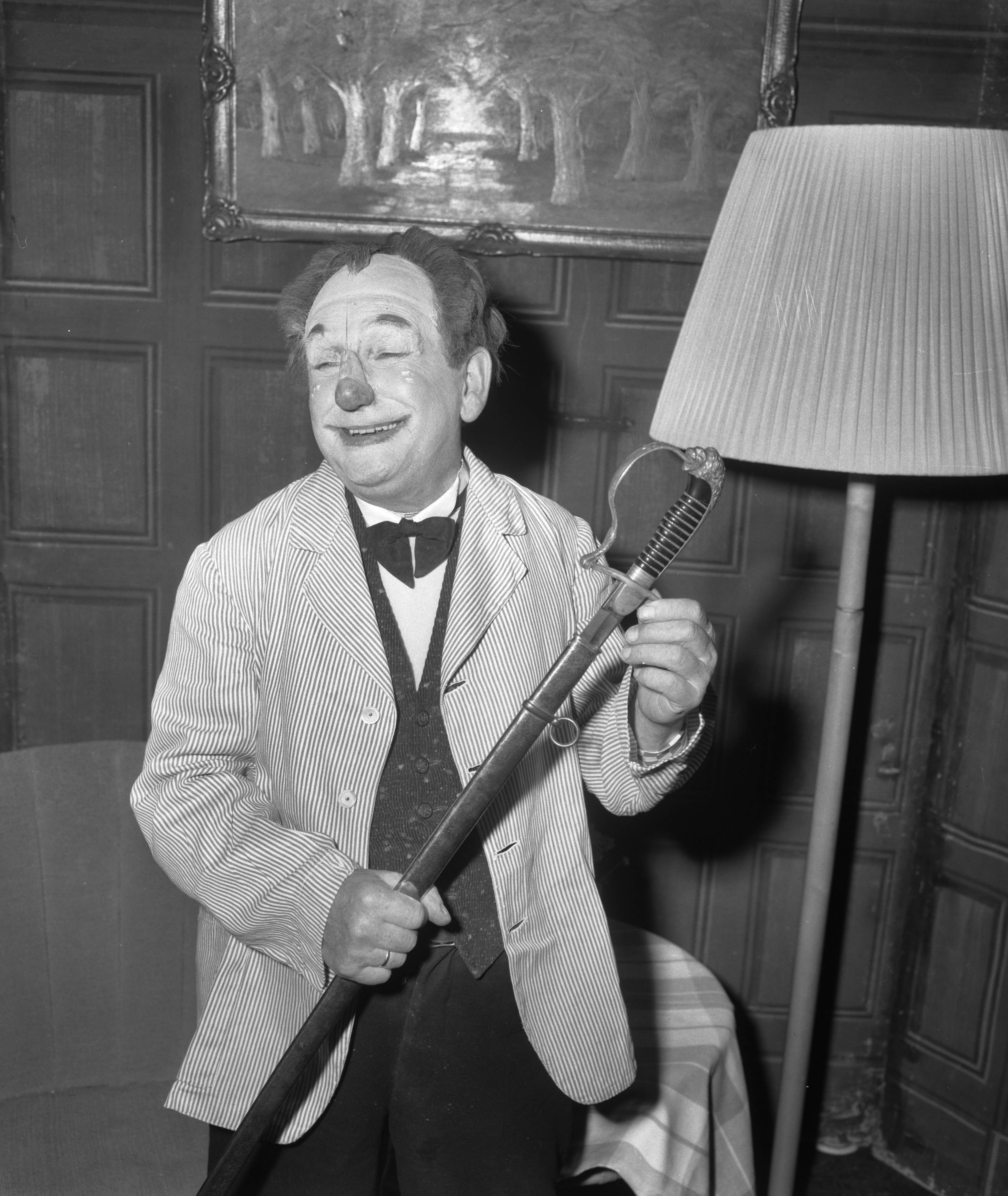 Fotocollectie Anefo — Optreden van de clown Siem Nieuwenhuyzen in de Kurzaal te Scheveningen voor het Prinses Beatrix Poliofonds. Siem Nieuwenhuyzen in de rol van huisknecht — Foto: Behrens, Herbert F. / Anefo. Licentie: Set B: Rechtenvrij / Publiek Domein. Bron: Nationaal Archief. http://hdl.handle.net/10648/a9bb6f64-d0b4-102d-bcf8-003048976d84