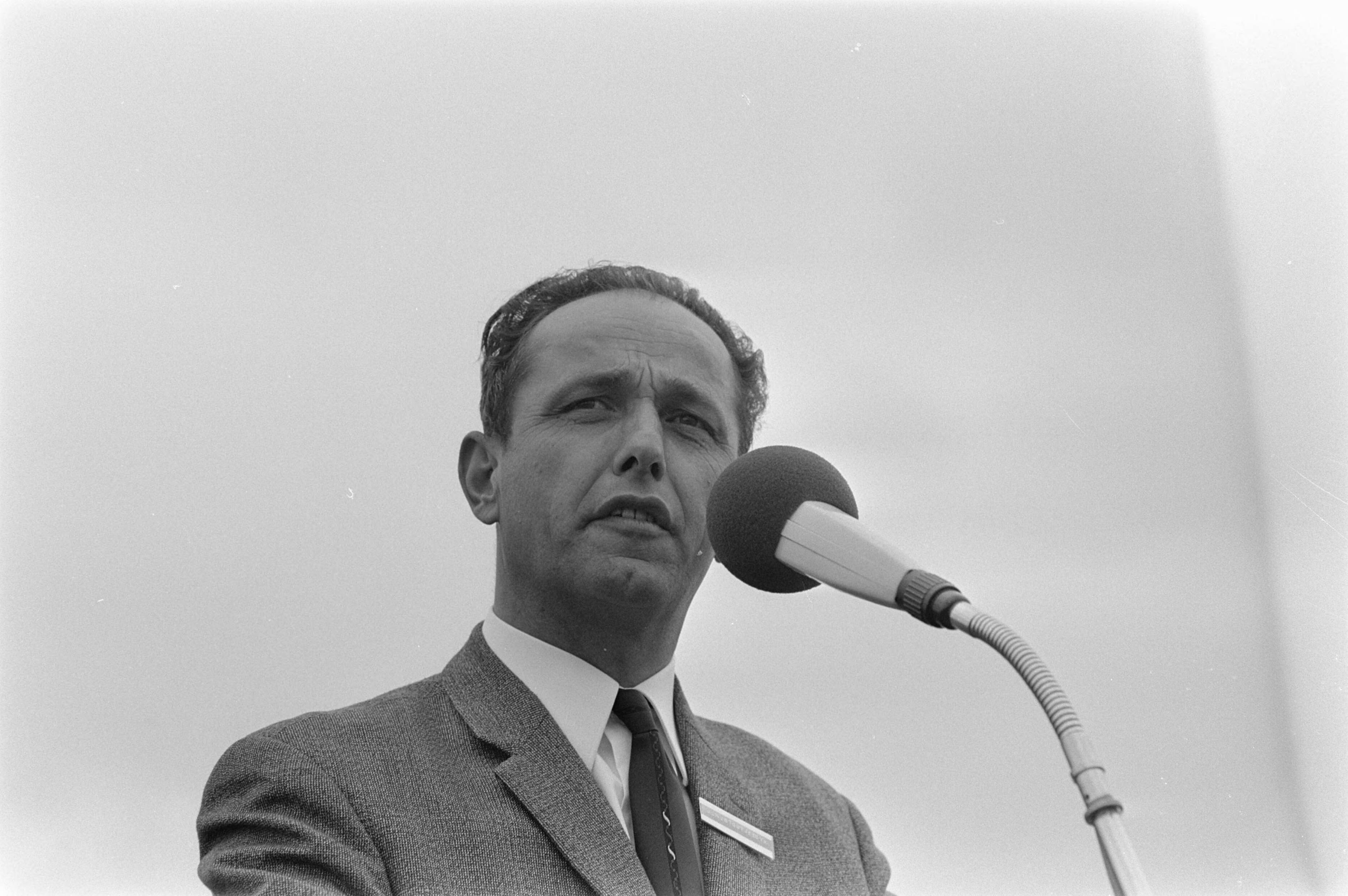Fotocollectie Anefo — Fruittelers demonstreren met borden in Den Haag ; demonstranten voor Ministerie van Landbouw ; voorzitter Aktiecomite "Fruittelers in nood" — Foto: Evers, Joost / Anefo. Licentie: Set B: Rechtenvrij / Publiek Domein. Bron: Nationaal Archief. http://hdl.handle.net/10648/ab980f72-d0b4-102d-bcf8-003048976d84