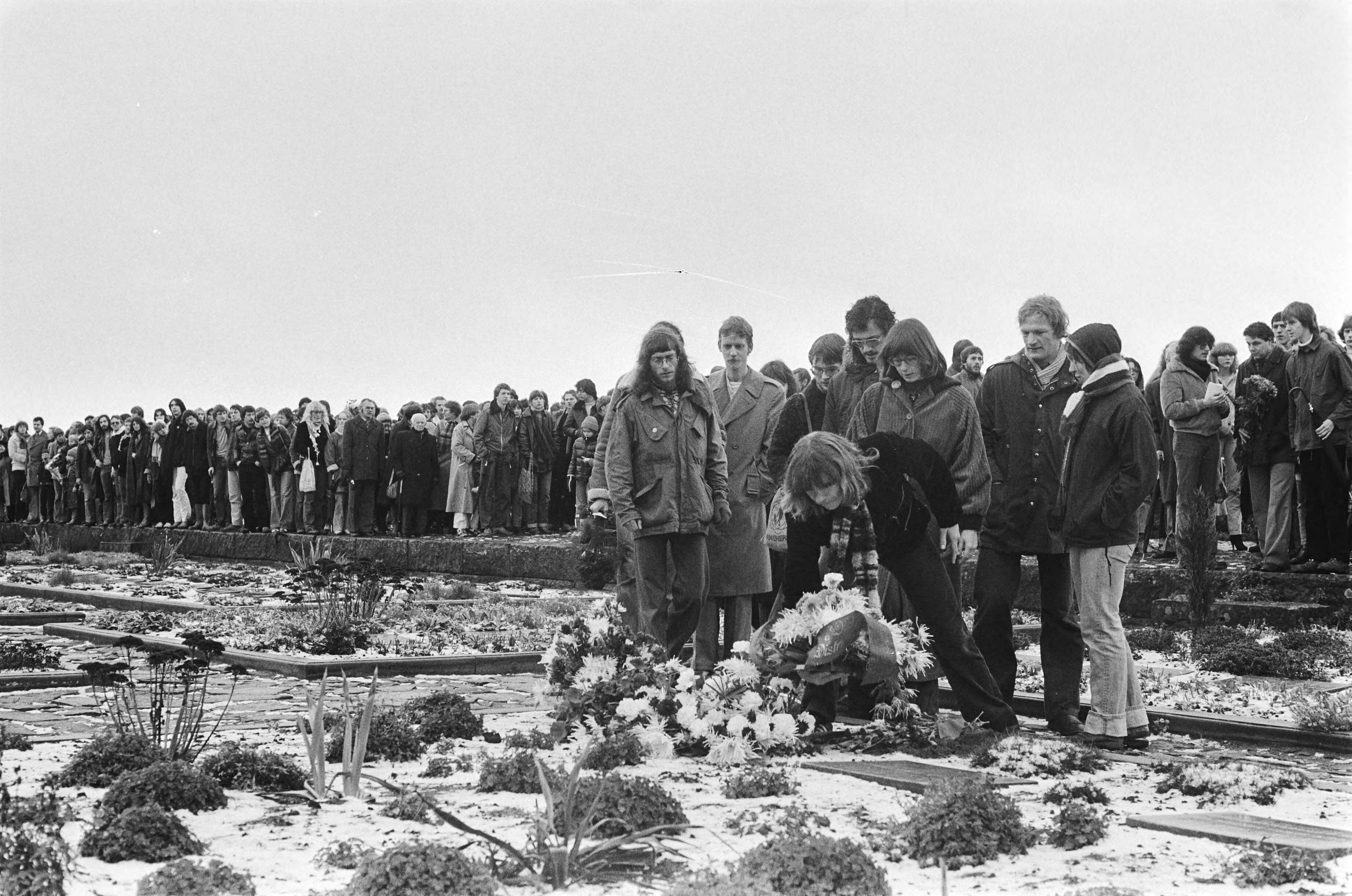 Fotocollectie Anefo — Herdenking verzetsstrijder Hannie Schaft op erebegraafplaats in Overveen — Foto: Suyk, Koen / Anefo. Licentie: Set B: Rechtenvrij / Publiek Domein. Bron: Nationaal Archief. http://hdl.handle.net/10648/acc04db0-d0b4-102d-bcf8-003048976d84