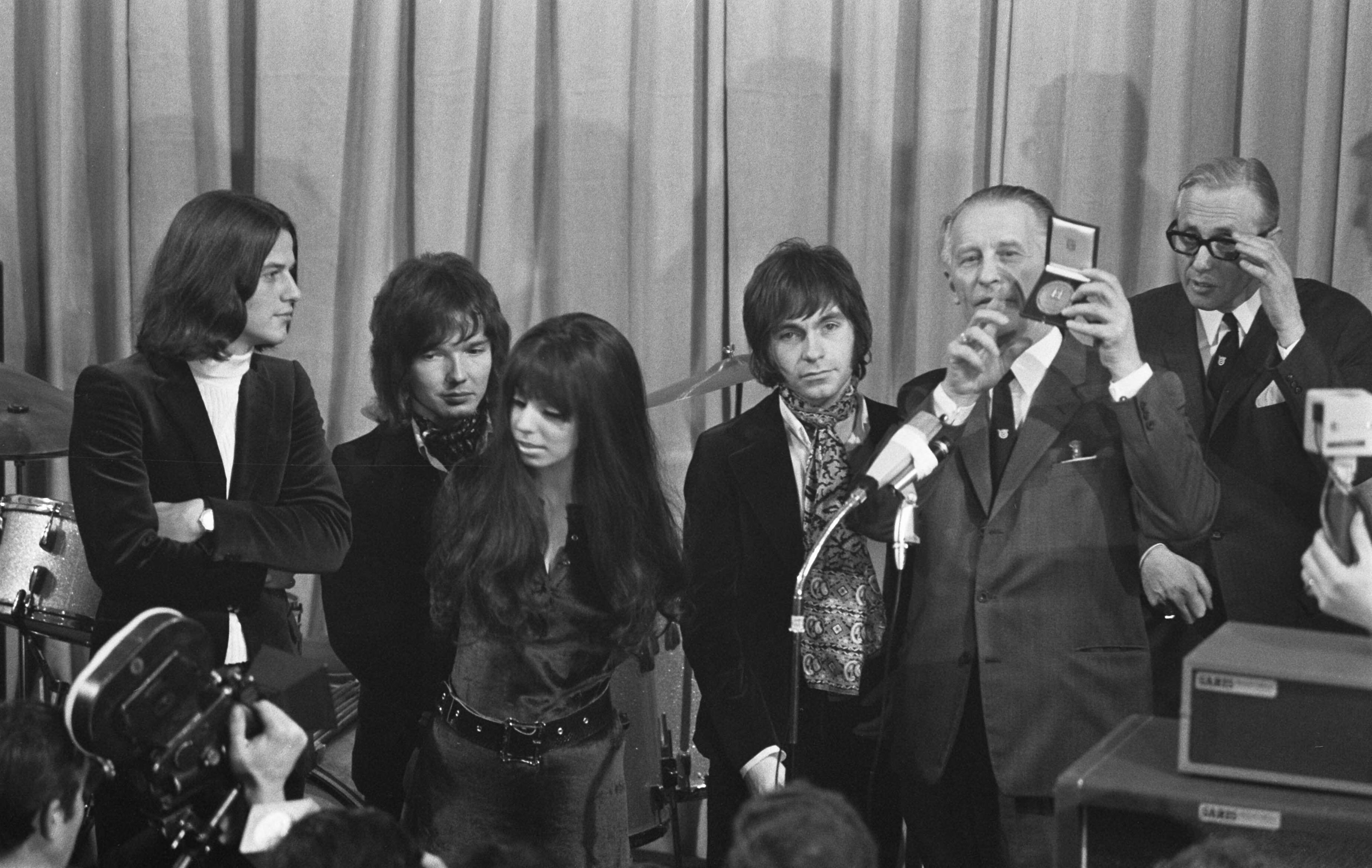 Fotocollectie Anefo — Haagse beatgroep Shocking Blue krijgt "zilveren penning van verdiensten" van Den Haag van wethouder van onderwijs H. J. Bilzen . Shocking Blue , Bilzen (r) — Foto: Mieremet, Rob / Anefo. Licentie: Set B: Rechtenvrij / Publiek Domein. Bron: Nationaal Archief. http://hdl.handle.net/10648/ab8dafdc-d0b4-102d-bcf8-003048976d84