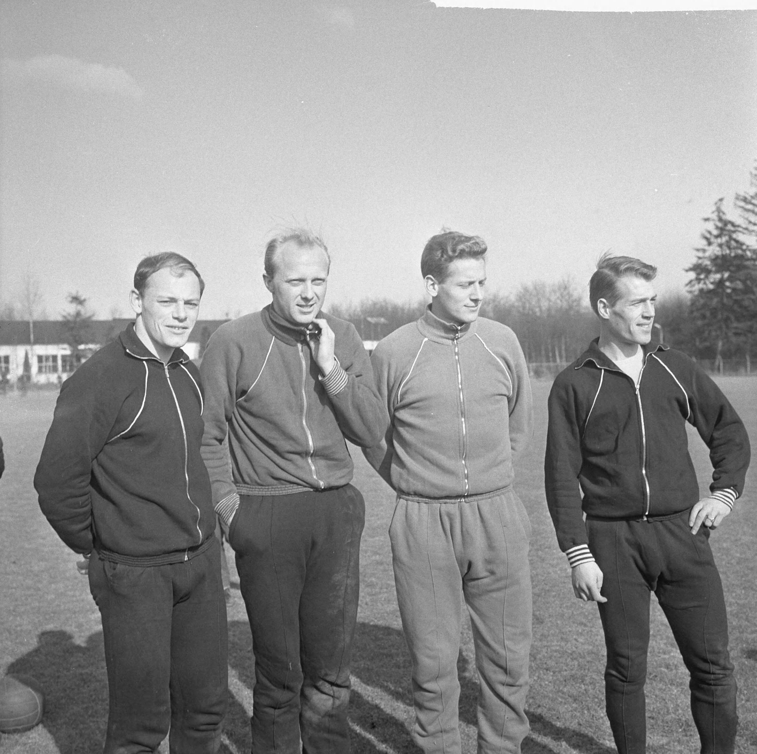 Fotocollectie Anefo — Nederlands elftal in training voor interland tegen België. Enkele spelers op het trainingsveld, vlnr. Bergholtz, Kruiver, Nuninga en Petersen — Foto: Koch, Eric / Anefo. Licentie: Set B: Rechtenvrij / Publiek Domein. Bron: Nationaal Archief. http://hdl.handle.net/10648/aa5f6380-d0b4-102d-bcf8-003048976d84