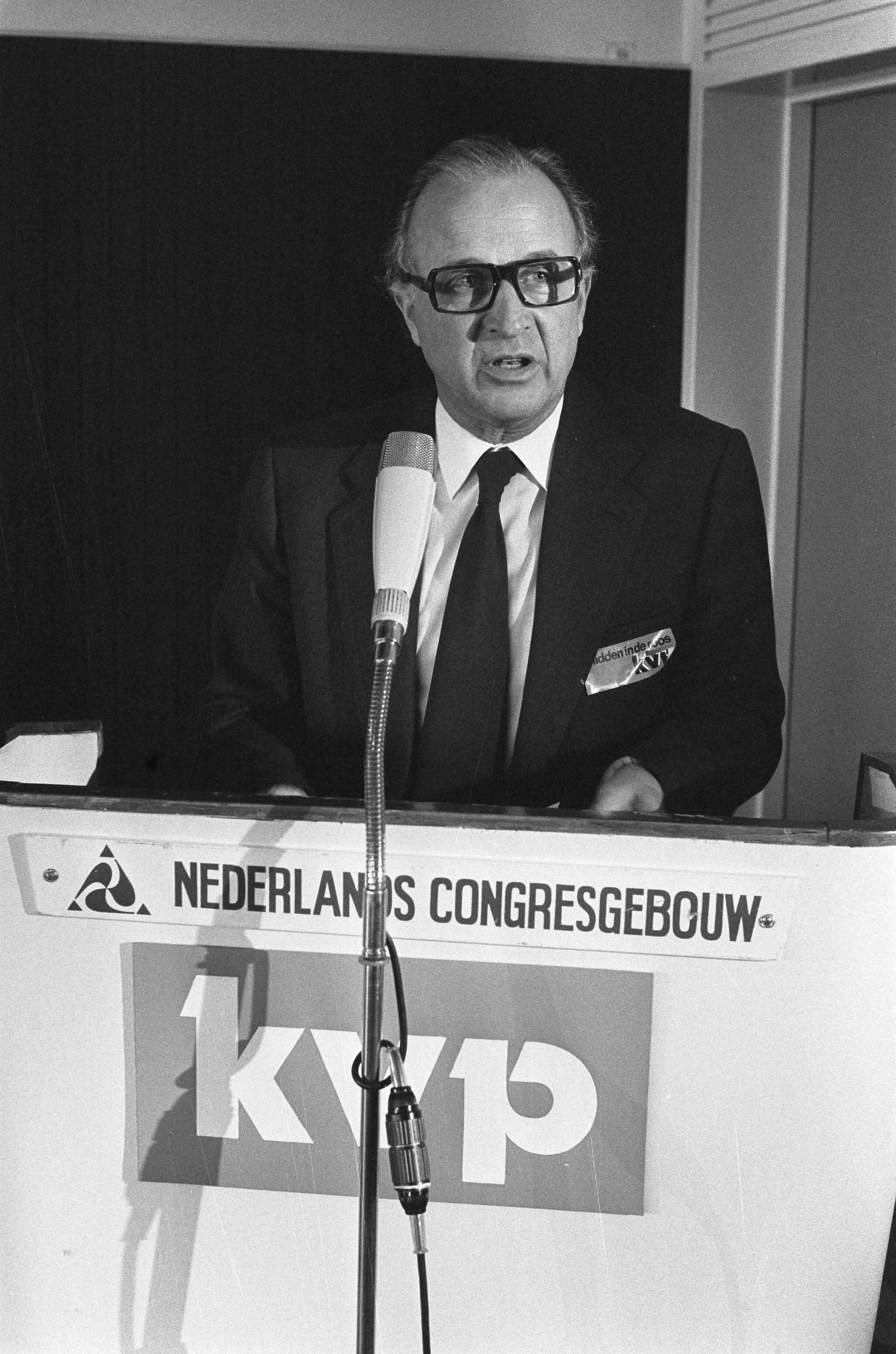 Fotocollectie Anefo — KVP-manifestatie Den Haag ; De Zeeuw [partijvoorzitter] — Foto: Verhoeff, Bert / Anefo. Licentie: Set B: Rechtenvrij / Publiek Domein. Bron: Nationaal Archief. http://hdl.handle.net/10648/ac46209e-d0b4-102d-bcf8-003048976d84