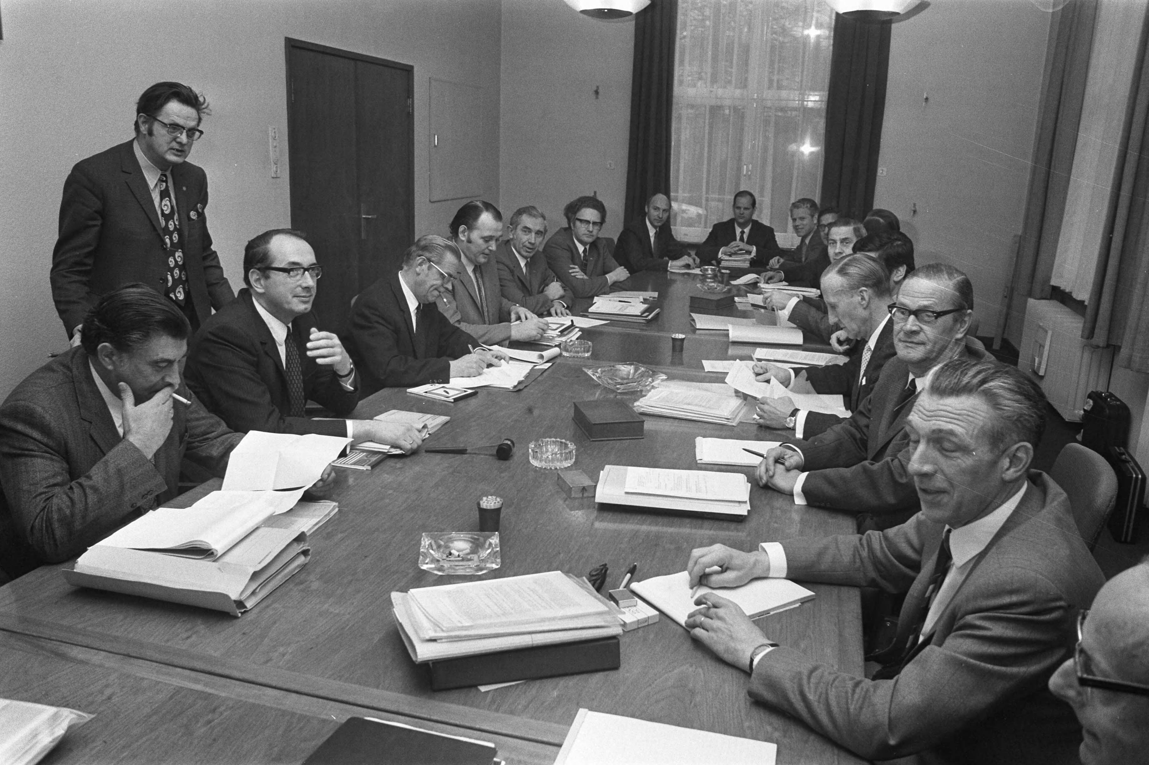 Fotocollectie Anefo — Raad van overleg van werkgevers en werknemers metaalindustrie bijeen over CAO in FME-gebouw, Den Haag — Foto: Peters, Hans / Anefo. Licentie: Set B: Rechtenvrij / Publiek Domein. Bron: Nationaal Archief. http://hdl.handle.net/10648/abddb4fa-d0b4-102d-bcf8-003048976d84