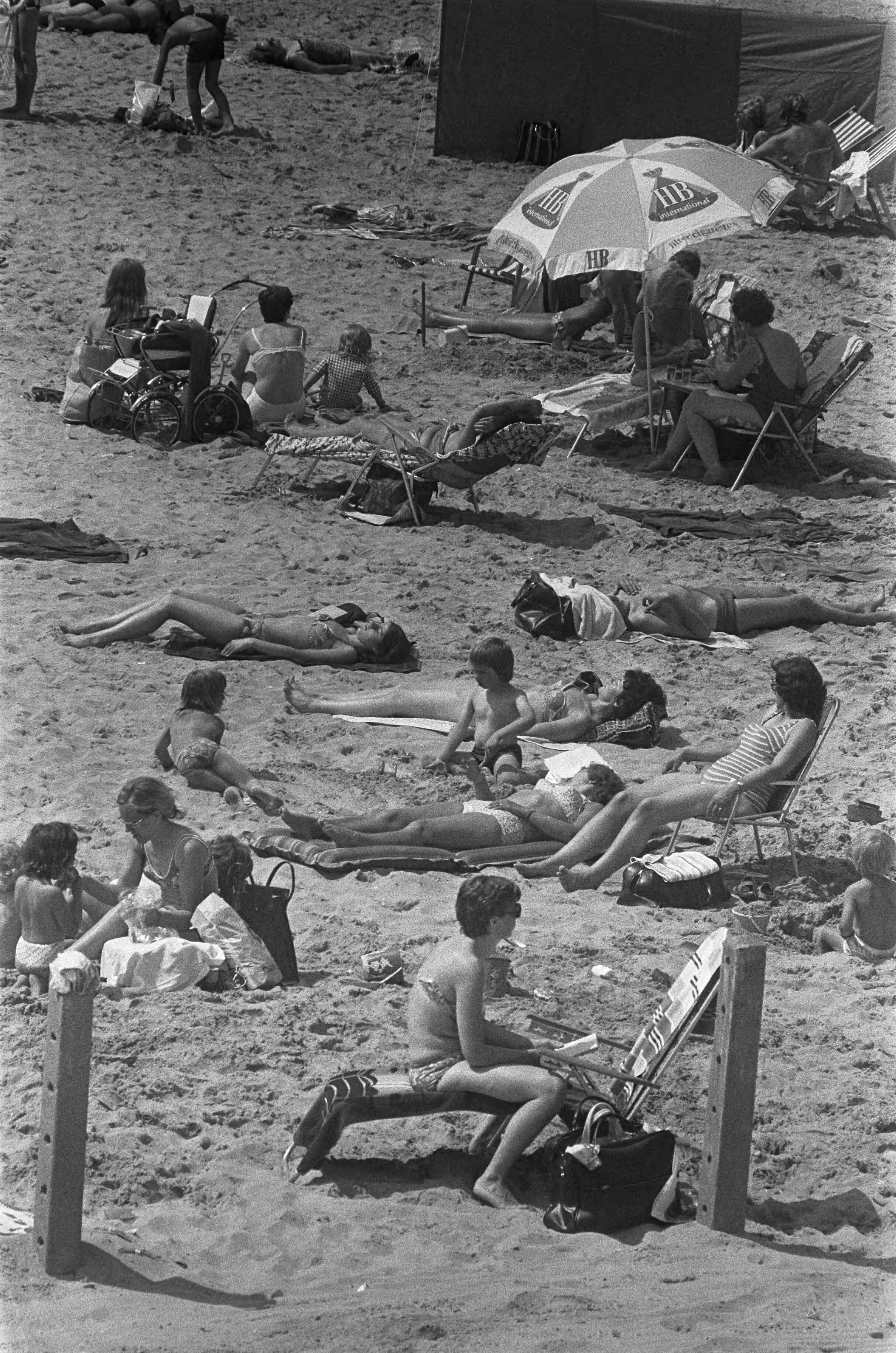 Fotocollectie Anefo — Drukte op strand Scheveningen, drukte op strand — Foto: Verhoeff, Bert / Anefo. Licentie: Set B: Rechtenvrij / Publiek Domein. Bron: Nationaal Archief. http://hdl.handle.net/10648/ac2f8cb2-d0b4-102d-bcf8-003048976d84