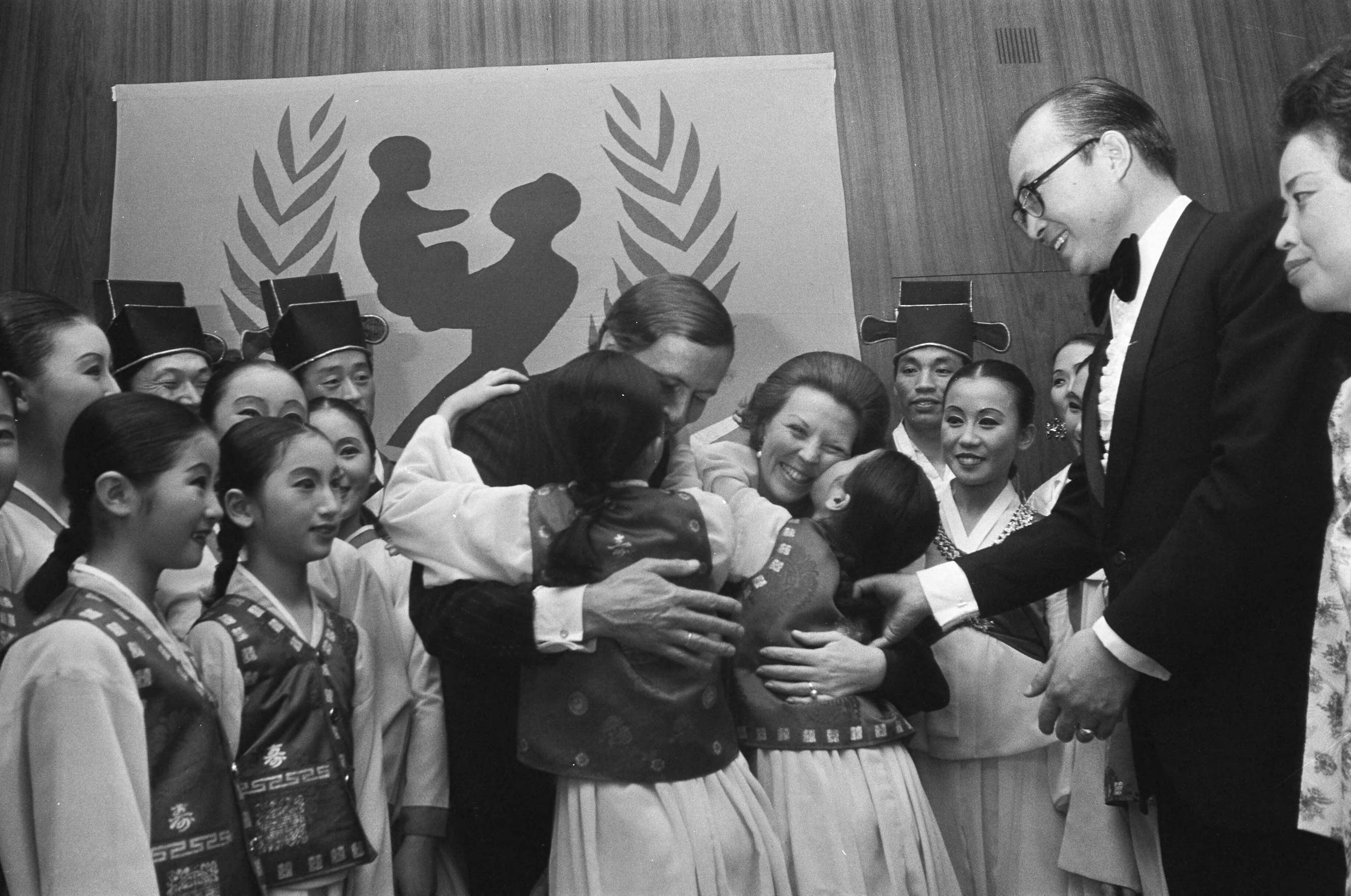 Fotocollectie Anefo — Prinses Beatrix en prins Claus wonen Artiesten helpen Unicef bij in Nederlands Congresgebouw Den Haag , Beatrix en Claus krijgen kus van Corea — Foto: Mieremet, Rob / Anefo. Licentie: Set B: Rechtenvrij / Publiek Domein. Bron: Nationaal Archief. http://hdl.handle.net/10648/ac2016ce-d0b4-102d-bcf8-003048976d84