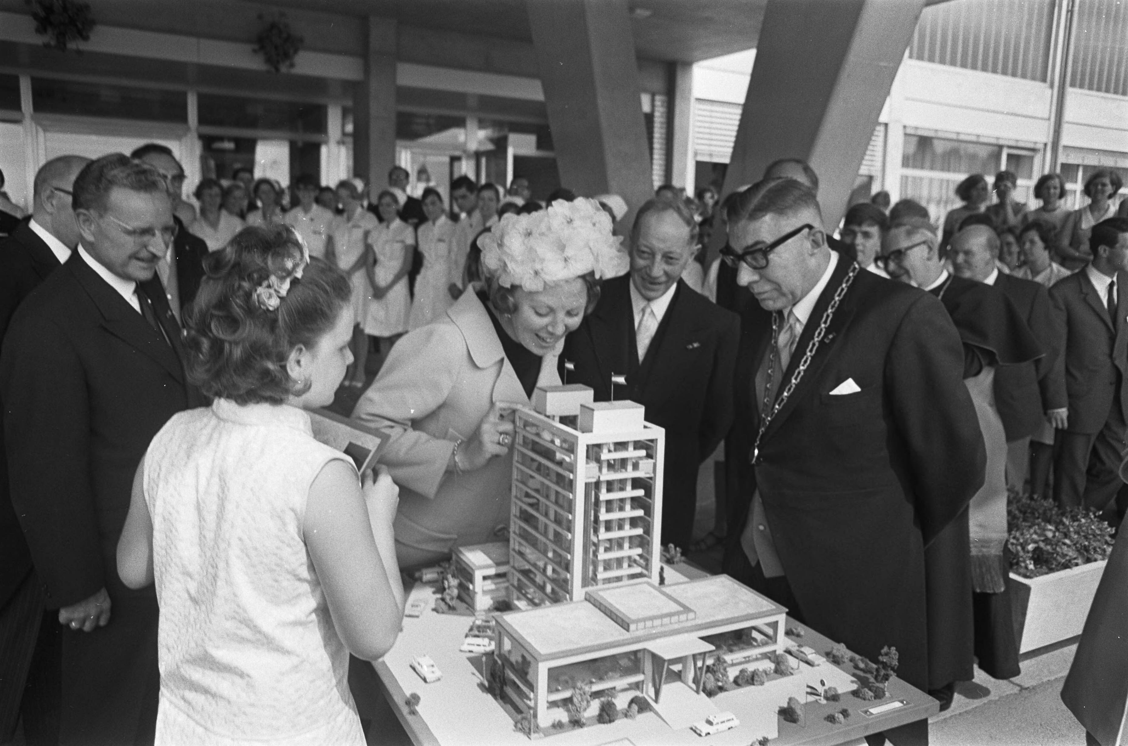 Fotocollectie Anefo — Prinses Beatrix opende ziekenhuis te Heerlen. Prinses Beaatrix, burgemeester F. W. Gijzels van Heerlen — Foto: Nijs, Jac. de / Anefo. Licentie: Set B: Rechtenvrij / Publiek Domein. Bron: Nationaal Archief. http://hdl.handle.net/10648/ab43f202-d0b4-102d-bcf8-003048976d84