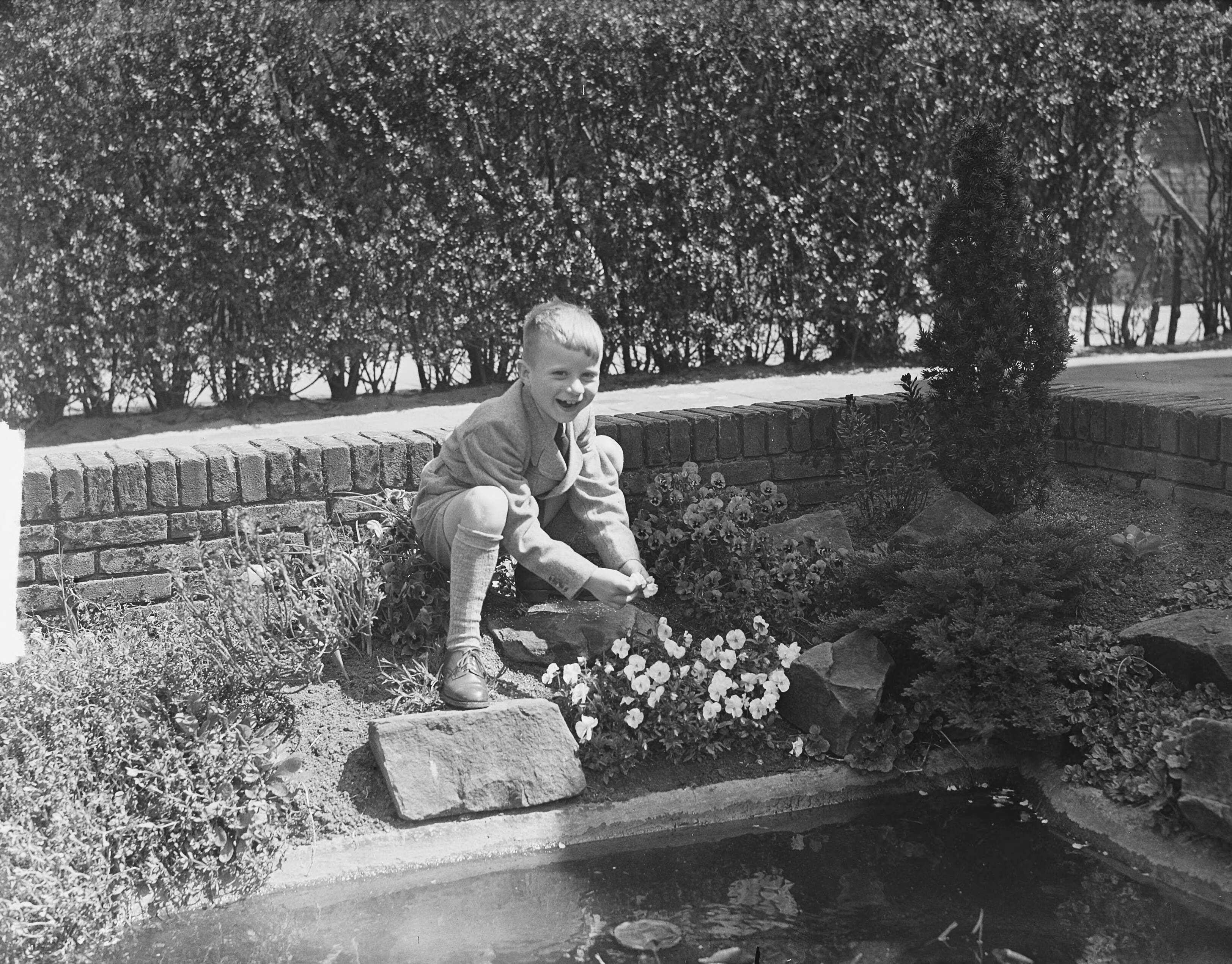 Communiefeest Th. Smulder (Voorburg) — Communiefeest Heer Th. Smulders (Voorburg). De communant — Foto: Bilsen, Joop van / Anefo. Licentie: Set B: Rechtenvrij / Publiek Domein. Bron: Nationaal Archief. http://hdl.handle.net/10648/a8e9f966-d0b4-102d-bcf8-003048976d84