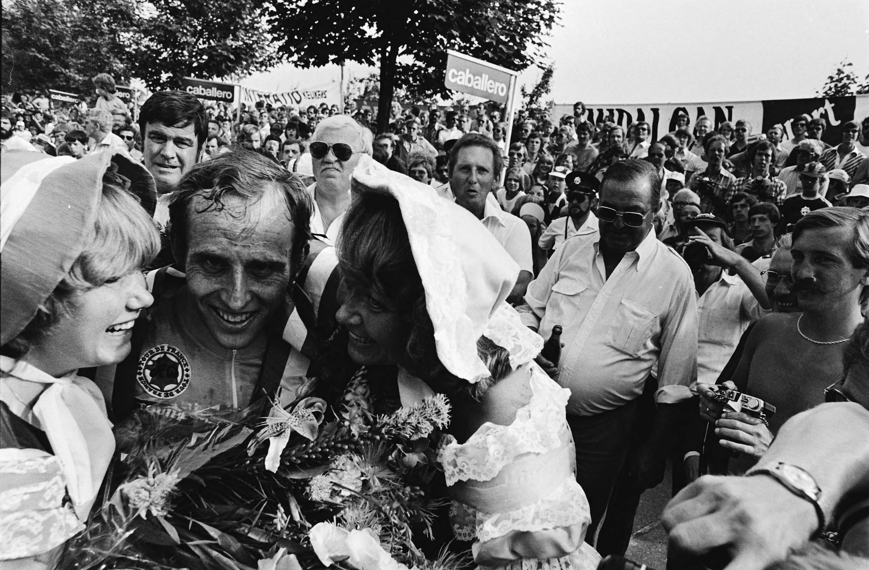 Wielerronde van Kortenhoef — De huldiging van de winnaar Joop Zoetemelk — Foto: Antonisse, Marcel / Anefo. Licentie: Set B: Rechtenvrij / Publiek Domein. Bron: Nationaal Archief. http://hdl.handle.net/10648/ace4e986-d0b4-102d-bcf8-003048976d84