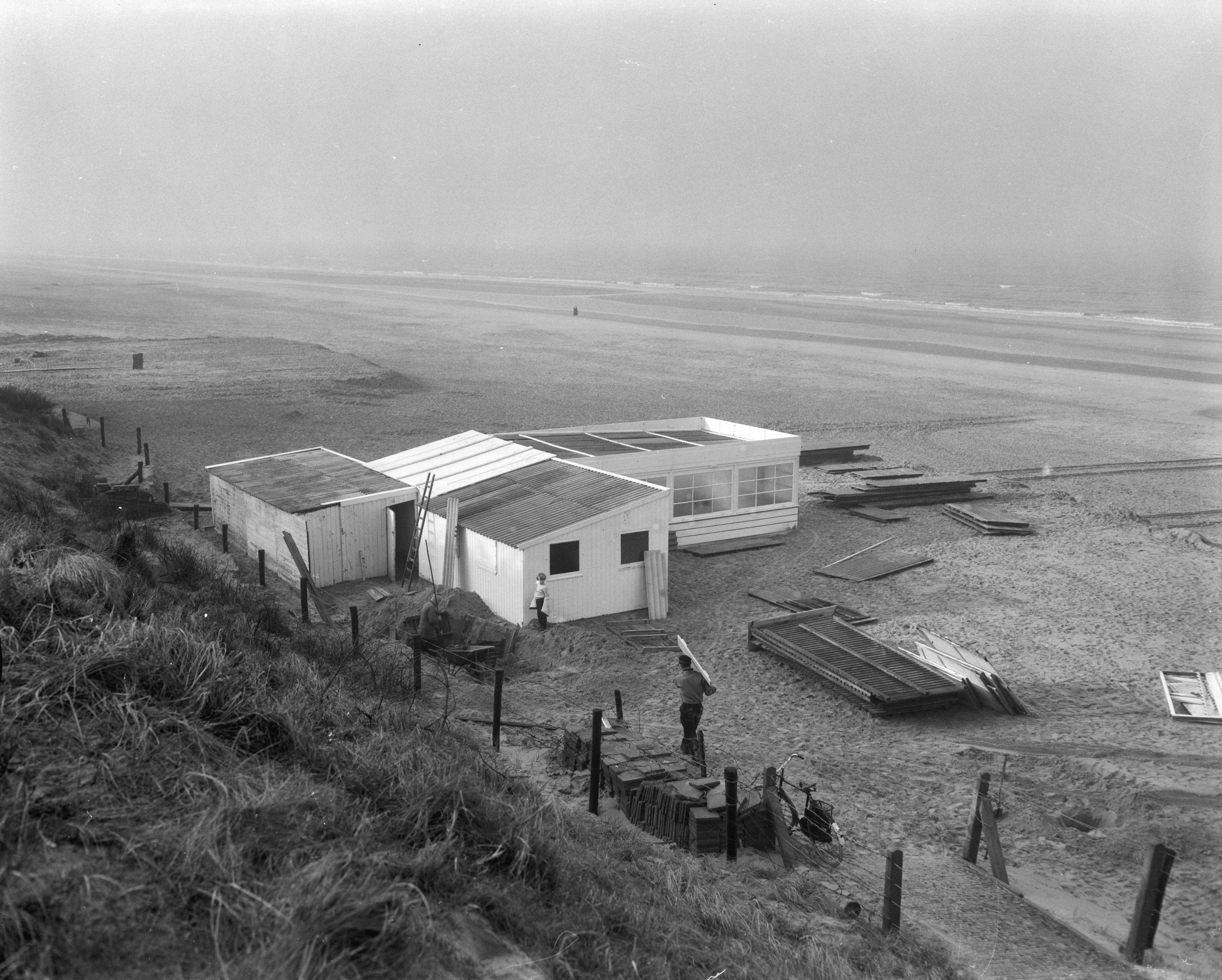 Fotocollectie Anefo — Opbouw strandtenten te Zandvoort — Foto: Pot, Harry / Anefo. Licentie: Set B: Rechtenvrij / Publiek Domein. Bron: Nationaal Archief. http://hdl.handle.net/10648/a958d9ee-d0b4-102d-bcf8-003048976d84