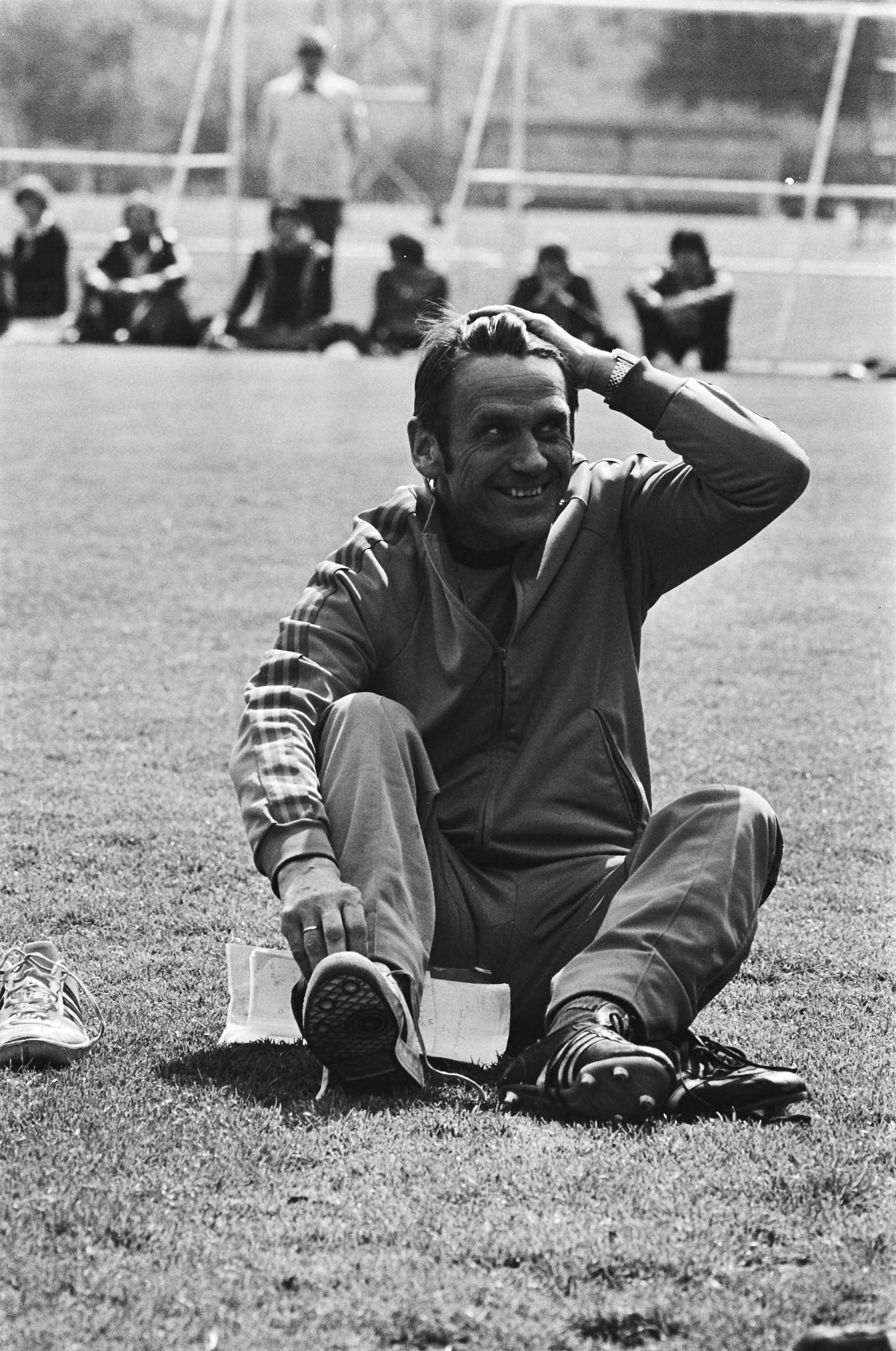 Fotocollectie Anefo — Training Nederlands elftal in Zeist; Wim van Hanegem , trainer Zwartkruis — Foto: Peters, Hans / Anefo. Licentie: Set B: Rechtenvrij / Publiek Domein. Bron: Nationaal Archief. http://hdl.handle.net/10648/acb284e6-d0b4-102d-bcf8-003048976d84