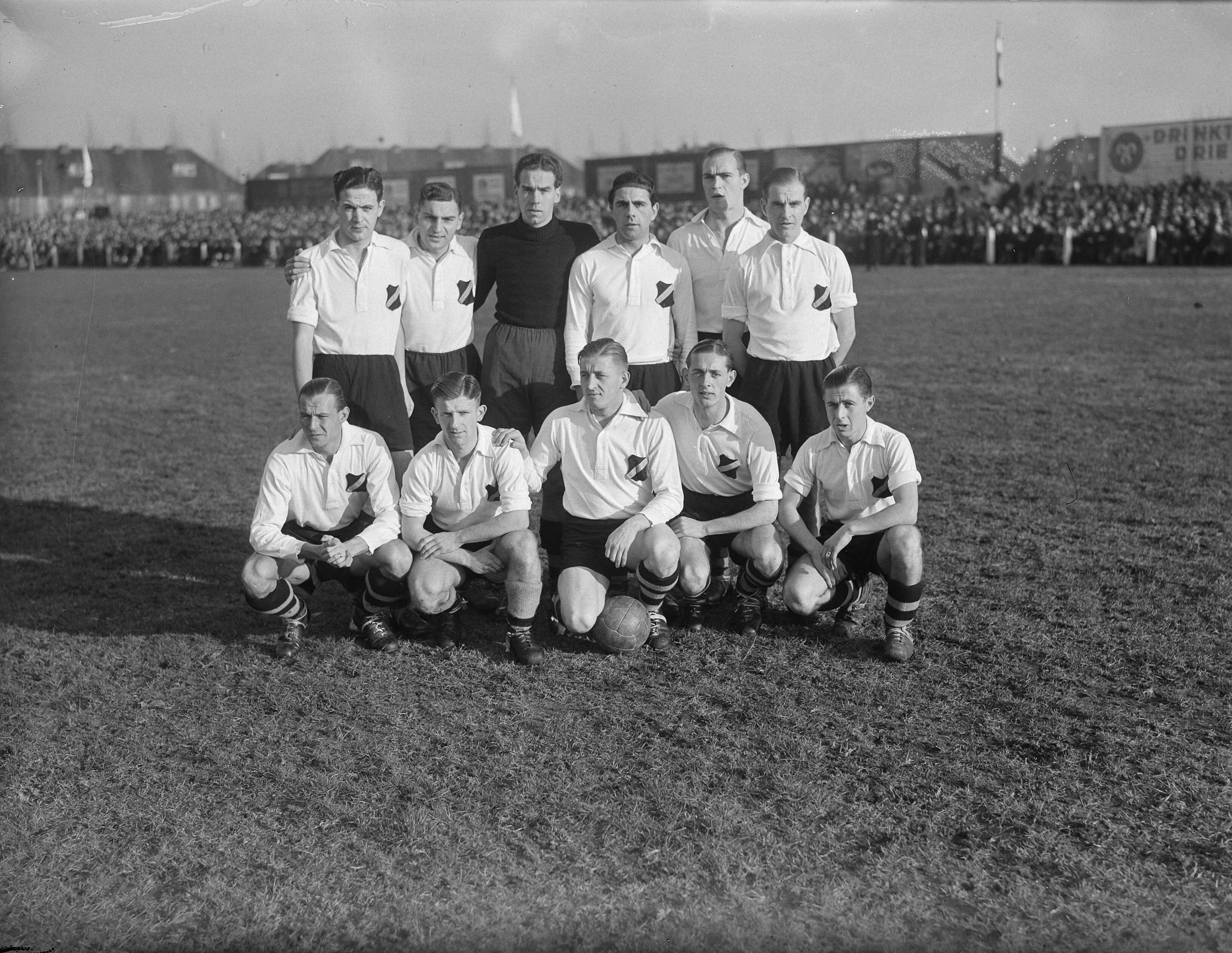 Fotocollectie Anefo — Voetbal. NAC tegen PSV (1-2). NAC-elftal — Foto: Noske, J.D. / Anefo. Licentie: Set B: Rechtenvrij / Publiek Domein. Bron: Nationaal Archief. http://hdl.handle.net/10648/a8b069e4-d0b4-102d-bcf8-003048976d84