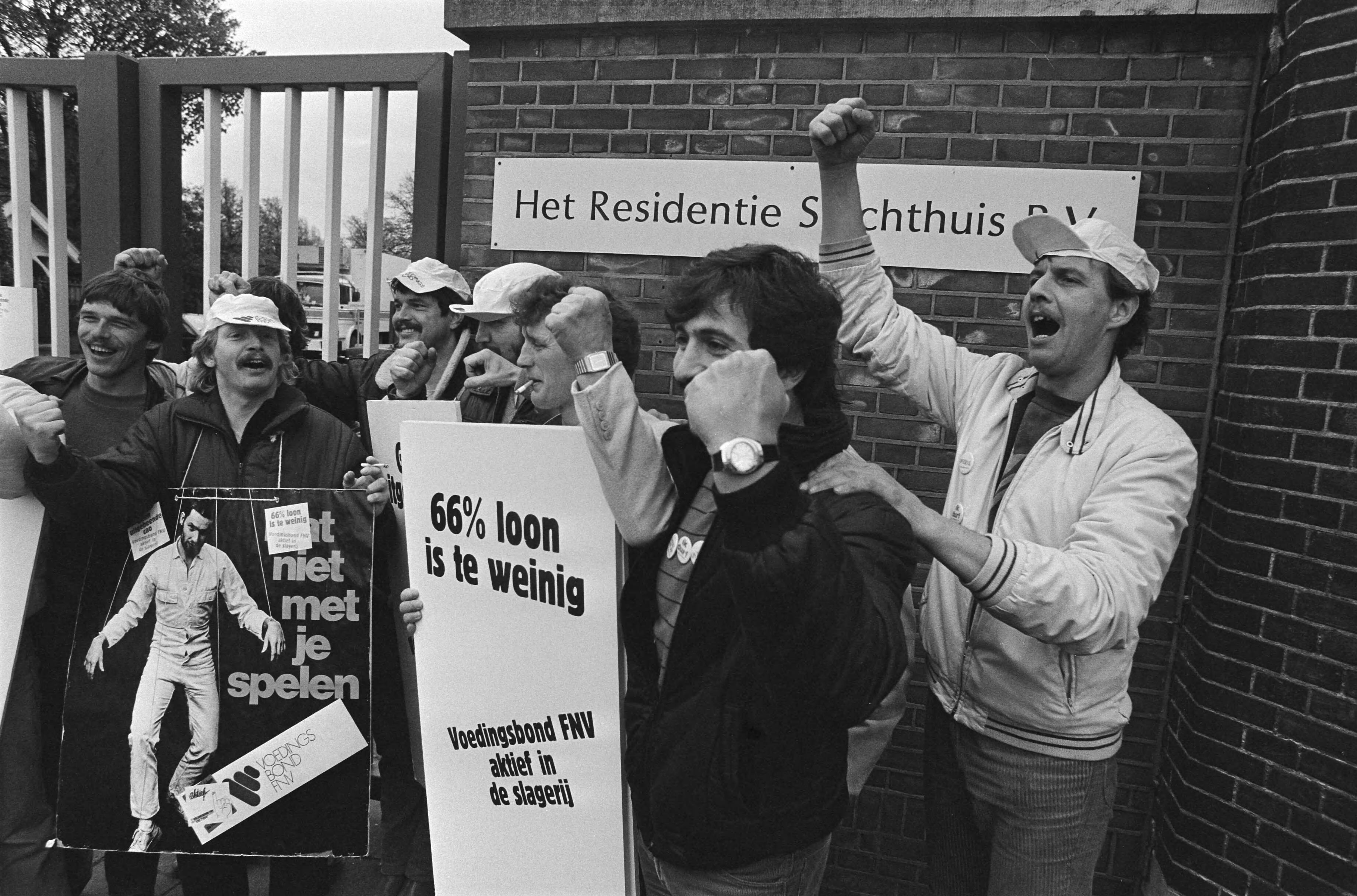 Fotocollectie Anefo — Staking bij Residentie Slachthuis in Den Haag in verband met CAO conflict; postende stakers bij de poort — Foto: Bogaerts, Rob / Anefo. Licentie: Set B: Rechtenvrij / Publiek Domein. Bron: Nationaal Archief. http://hdl.handle.net/10648/ad3eb772-d0b4-102d-bcf8-003048976d84