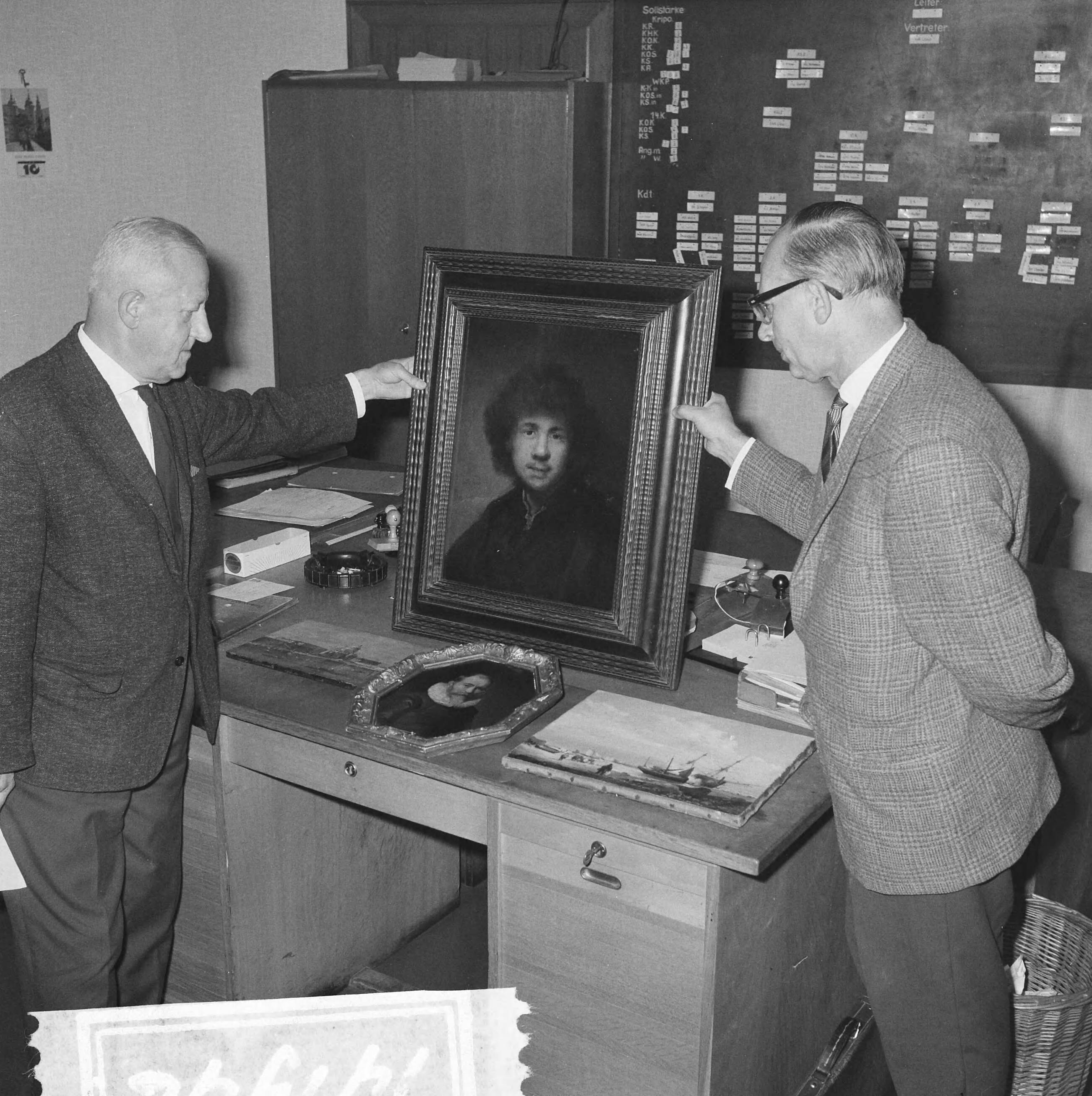 Fotocollectie Anefo — Schilderijendiefstal in Aerdenhout (Rembrandt) — Foto: Nijs, Jac. de / Anefo. Licentie: Set B: Rechtenvrij / Publiek Domein. Bron: Nationaal Archief. http://hdl.handle.net/10648/aa133eba-d0b4-102d-bcf8-003048976d84
