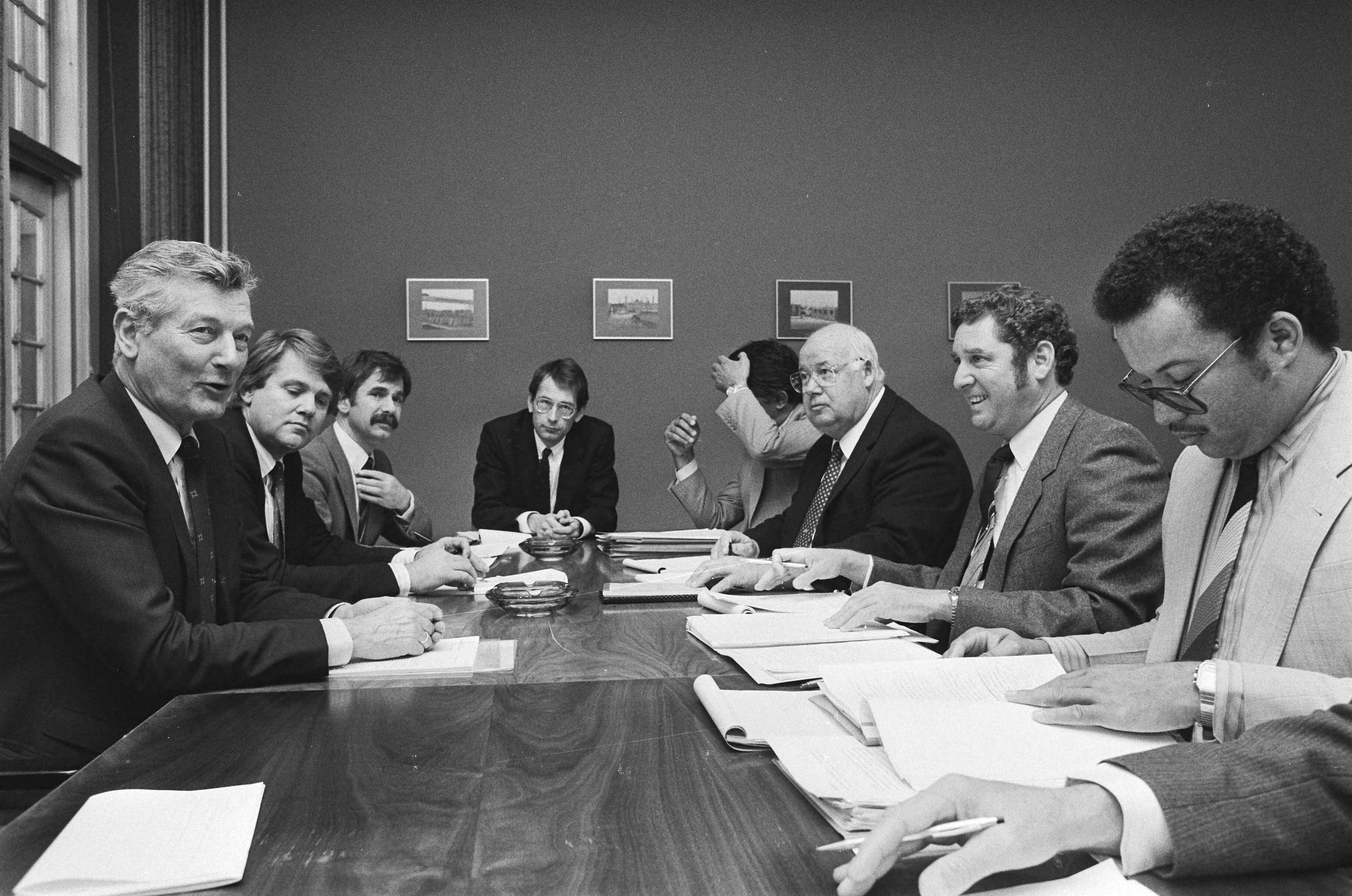 Fotocollectie Anefo — De in ons land aanwezige Arubaanse delegatie had in Den Haag een gesprek met minister De Koning; De Koning (l), H. Eman (2e van rechts), B. Nislatz (r) / — Foto: Bogaerts, Rob / Anefo. Licentie: Set B: Rechtenvrij / Publiek Domein. Bron: Nationaal Archief. http://hdl.handle.net/10648/ad4dadcc-d0b4-102d-bcf8-003048976d84