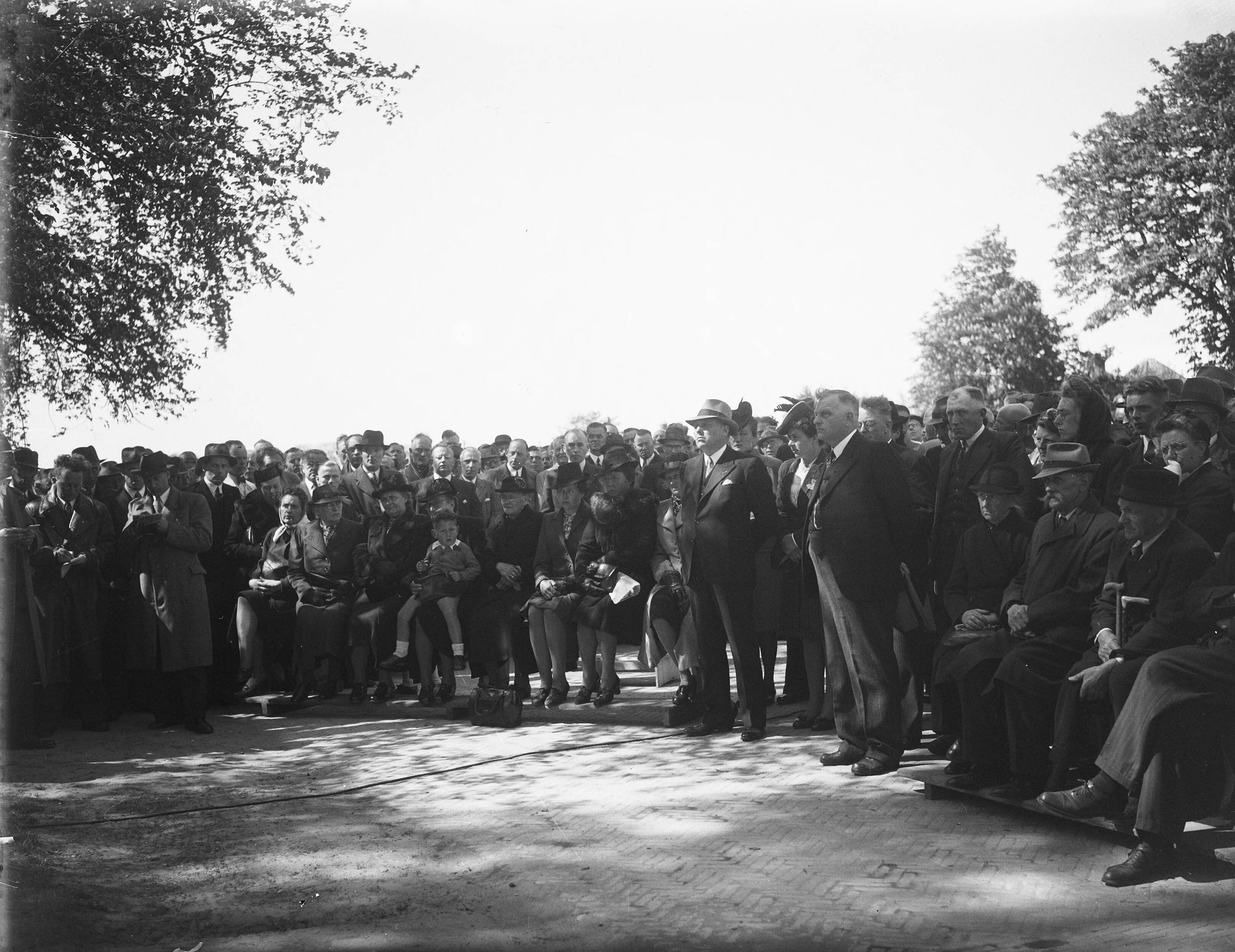 Fotocollectie Anefo — Onthulling van het Monument aan de Noordervaart te Stompetoren [in het midden staand minister-president W. Schermerhorn. Op de eerste rij de weduwen van de omgekomen verzetsstrijders en oorlogsslachtoffers] — Foto: Sagers, Harry / Anefo. Licentie: Set B: Rechtenvrij / Publiek Domein. Bron: Nationaal Archief. http://hdl.handle.net/10648/a89da8a4-d0b4-102d-bcf8-003048976d84