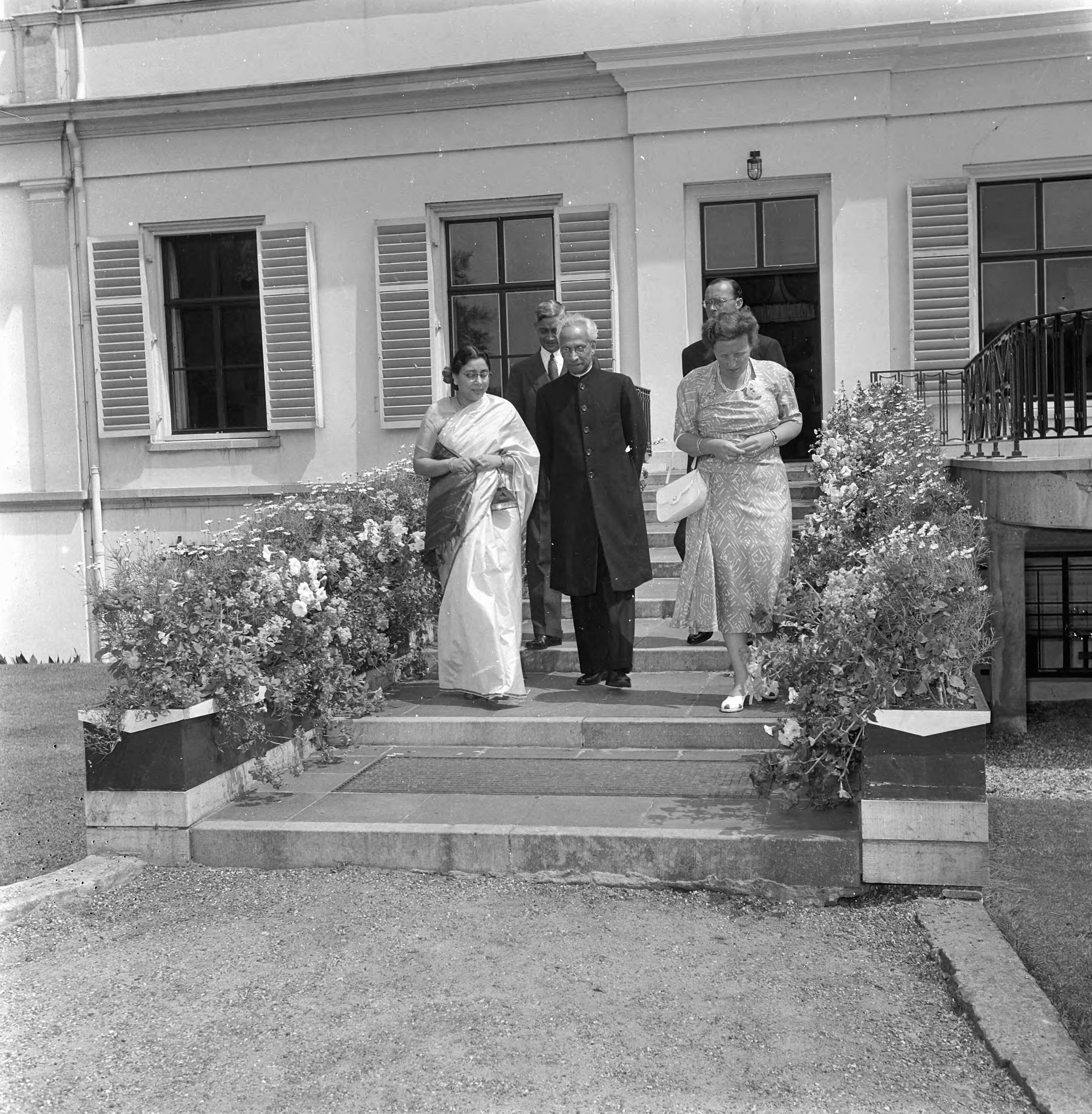 Fotocollectie Anefo — Ontvangst op paleis Soestdijk van de vice-president van India Sarvepall Radhakrishnan en echtgenote door koningin Juliana en prins Bernhard, waar zij tevens de lunch gebruikten. Vlnr. de echtgenote van de vice-president, de Indiase ambassadeur Chakravanty, de vice-president, prins Bernhard, koningin Juliana — Foto: Noske, J.D. / Anefo. Licentie: Set B: Rechtenvrij / Publiek Domein. Bron: Nationaal Archief. http://hdl.handle.net/10648/a90f0e68-d0b4-102d-bcf8-003048976d84