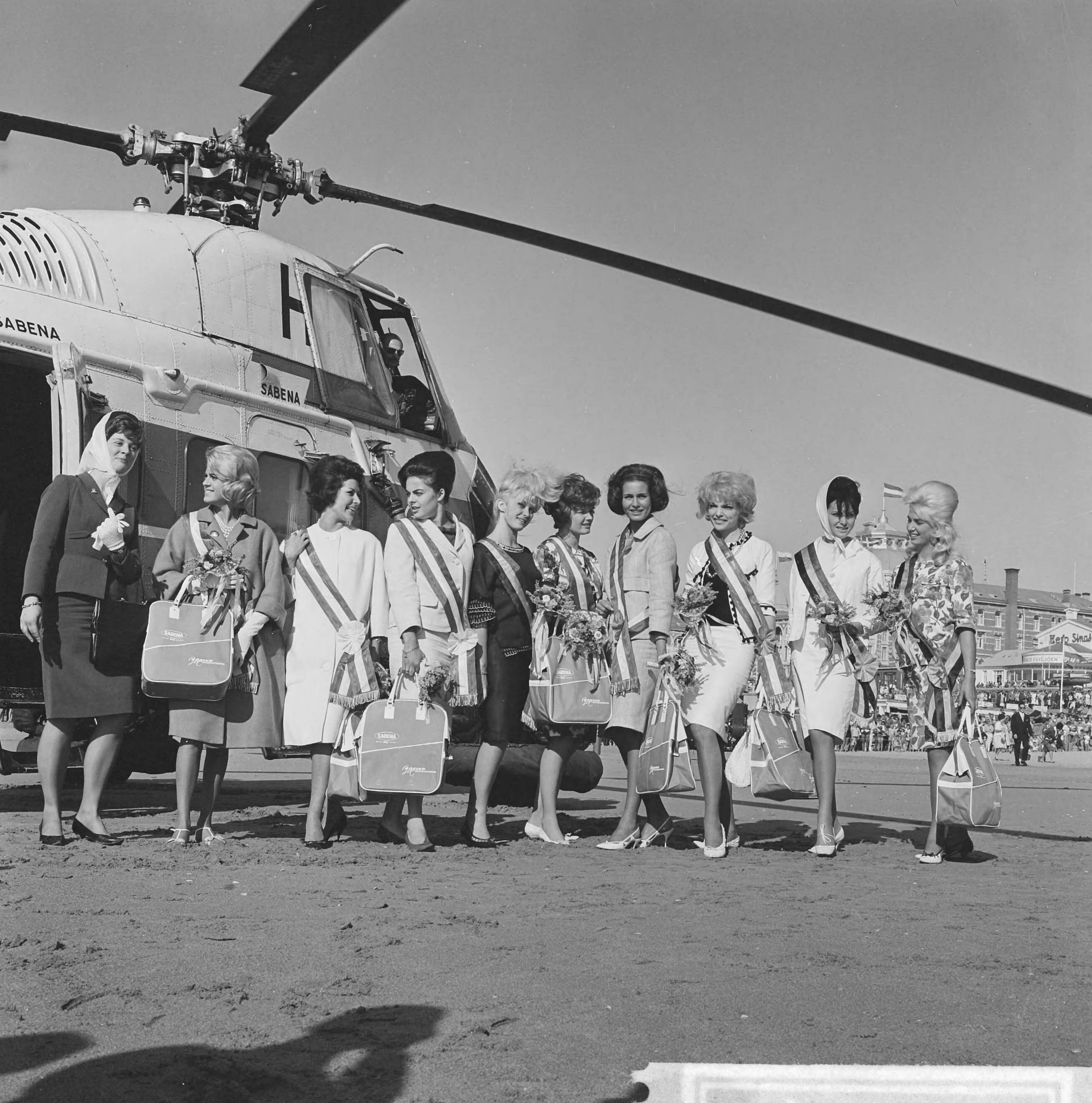 Fotocollectie Anefo — Verkiezing Miss Benelux , aankomst van de missen op het strand van Scheveningen — Foto: Koch, Eric / Anefo. Licentie: Set B: Rechtenvrij / Publiek Domein. Bron: Nationaal Archief. http://hdl.handle.net/10648/aa11e4ac-d0b4-102d-bcf8-003048976d84