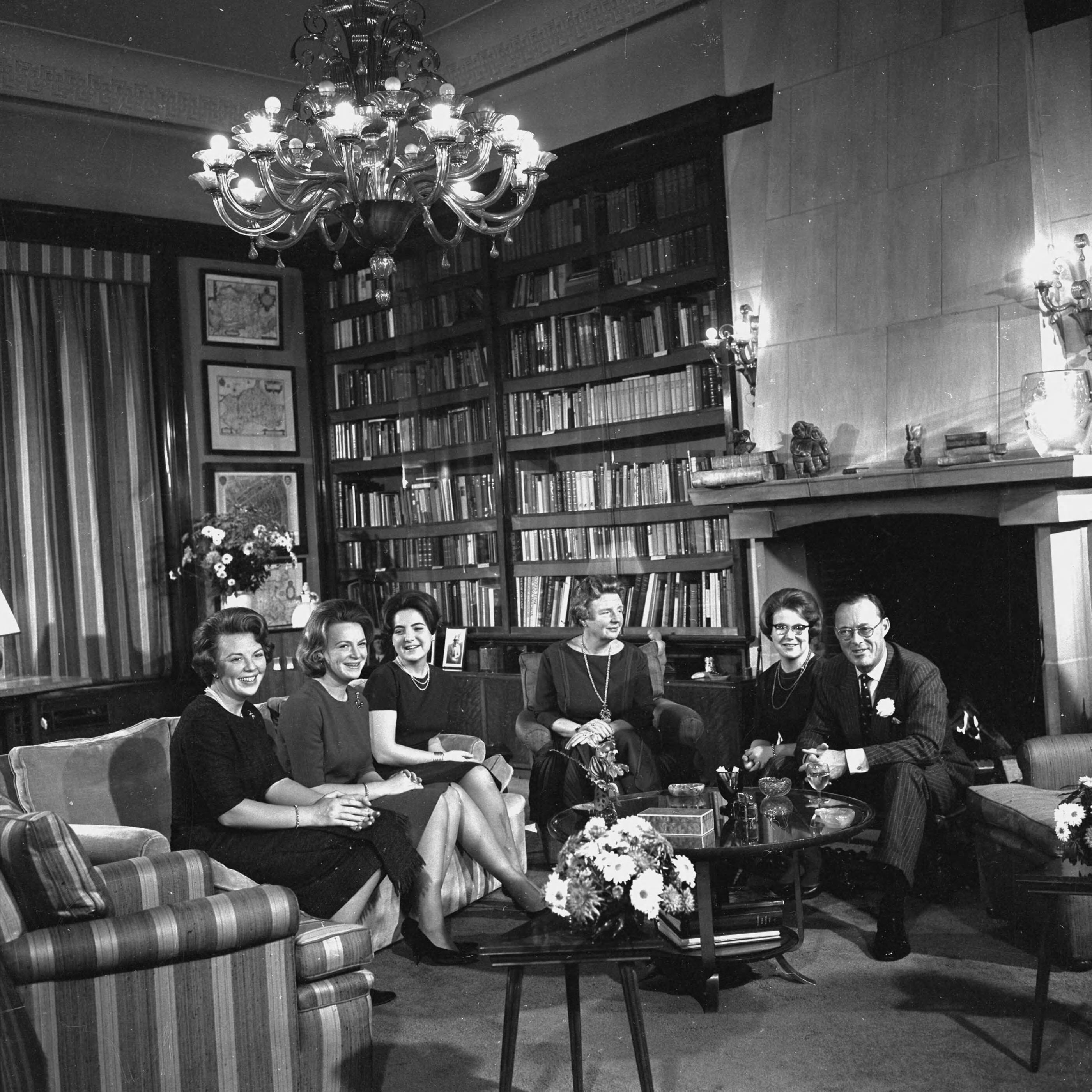 Fotocollectie RVD / Koninklijk Huis — Koningin Juliana en prins Bernhard met hun 4 dochters de prinsessen Beatrix, Margriet, Irene en Christina in de bibliotheek van paleis Soestdijk tijdens de opname voor het Nationaal programma Oranje over Oranjes dat op zaterdag 30 november 1963 werd uitgezonden in het kader van de herdenking 1813-1963 — Foto: Koot, Max / RVD. Licentie: Set B: Rechtenvrij / Publiek Domein. Bron: Nationaal Archief. http://hdl.handle.net/10648/afb4a9f8-d0b4-102d-bcf8-003048976d84