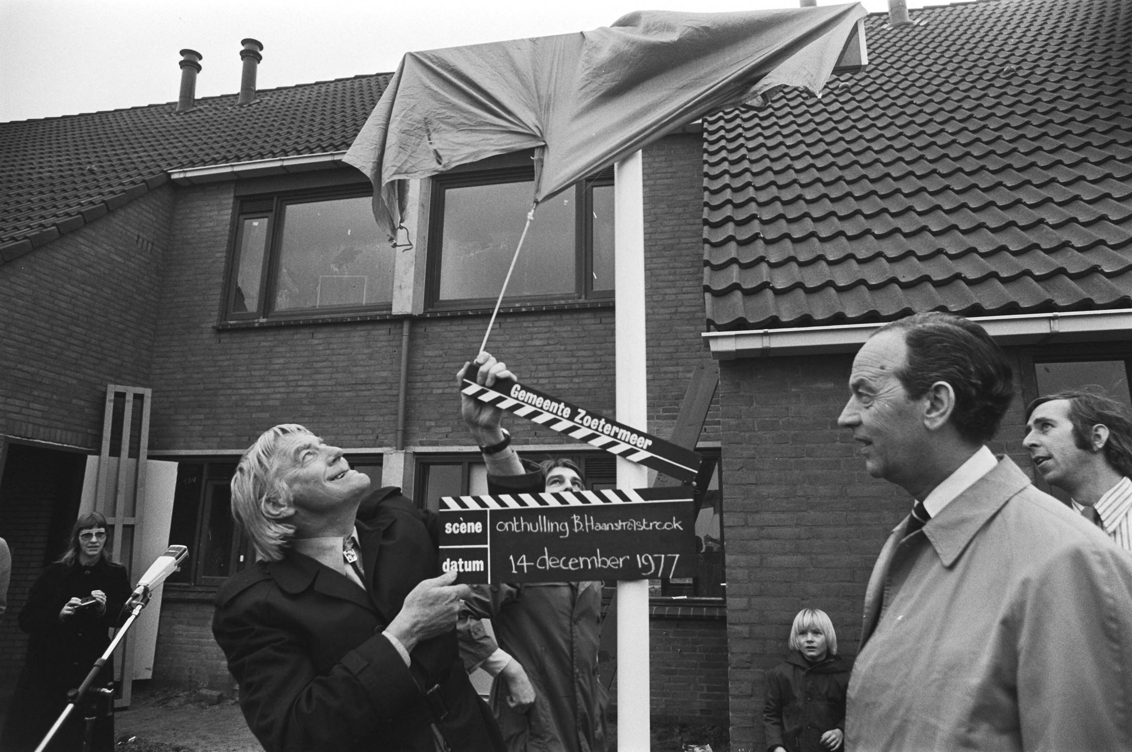 Fotocollectie Anefo — Cineast Bert Haanstra onthult bordje "Bert Haanstrastrook" in Zoetermeer — Foto: Suyk, Koen / Anefo. Licentie: Set B: Rechtenvrij / Publiek Domein. Bron: Nationaal Archief. http://hdl.handle.net/10648/aca82d84-d0b4-102d-bcf8-003048976d84