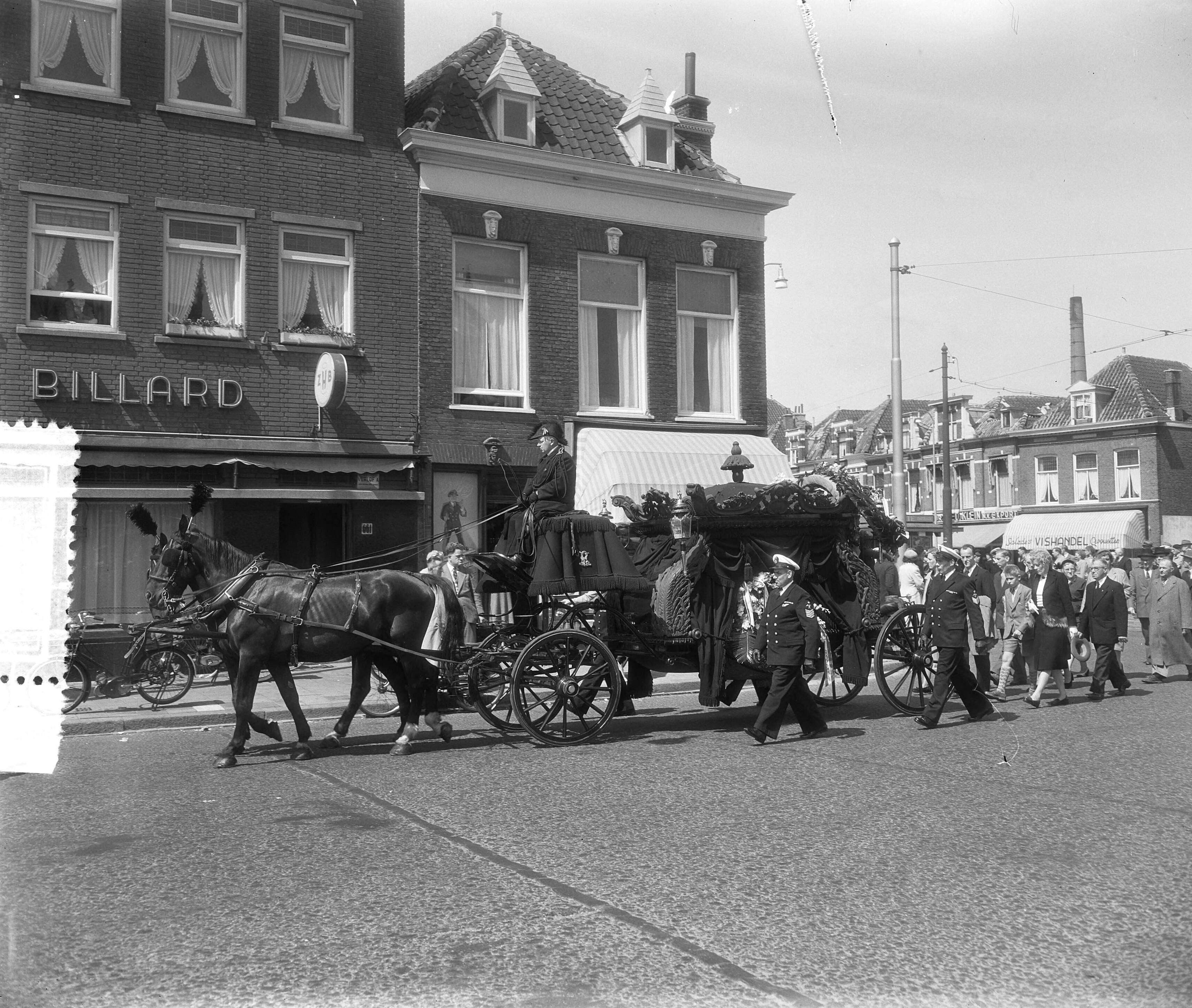 Fotocollectie Anefo — Marinebegrafenis te Den Haag — Foto: Rossem, Wim van / Anefo. Licentie: Set B: Rechtenvrij / Publiek Domein. Bron: Nationaal Archief. http://hdl.handle.net/10648/a936c700-d0b4-102d-bcf8-003048976d84