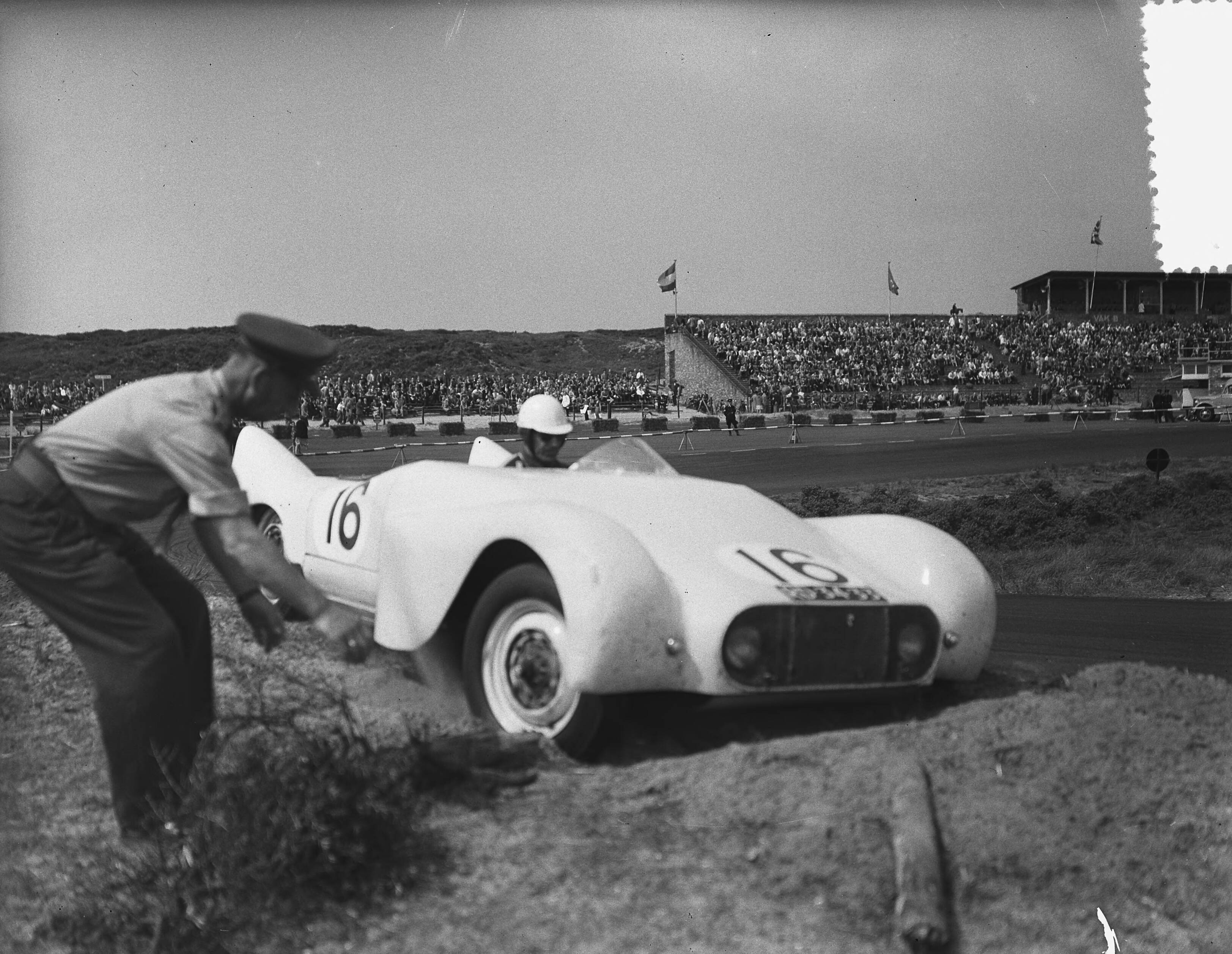 Fotocollectie Anefo — KNAC Internationale Autoraces op het circuit van Zandvoort. Auto met startnummer 16 is buiten de baan beland — Foto: Bilsen, Joop van / Anefo. Licentie: Set B: Rechtenvrij / Publiek Domein. Bron: Nationaal Archief. http://hdl.handle.net/10648/a927e4a6-d0b4-102d-bcf8-003048976d84