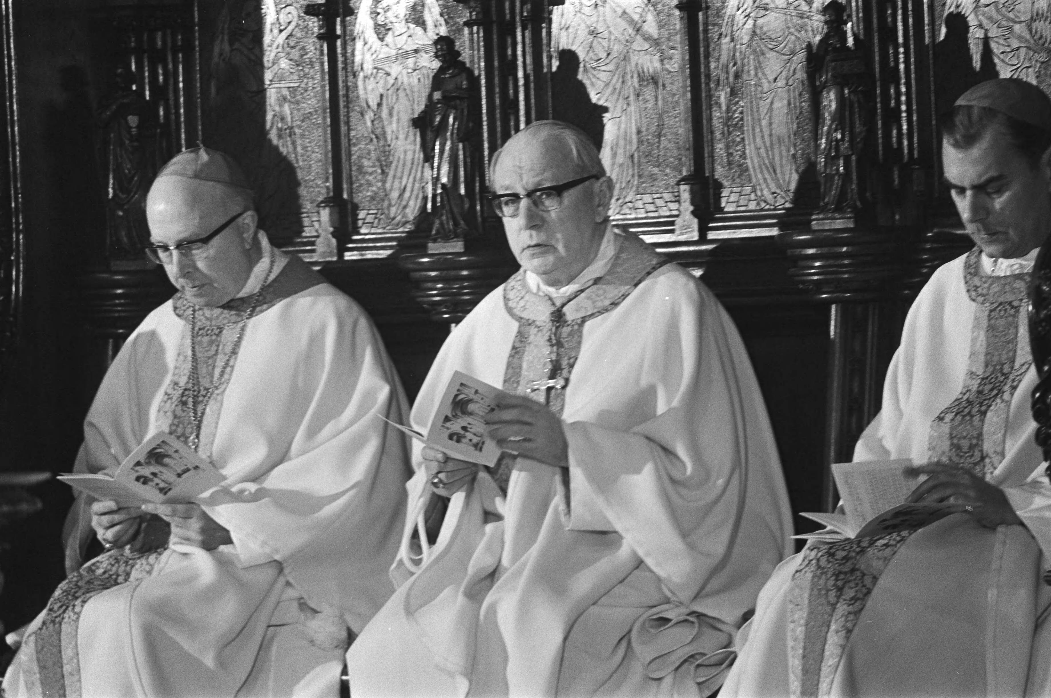 Fotocollectie Anefo — Jubileum en afscheid van Kardinaal Alfrink tijdens eucharistieviering in Utrecht, Kardinaal Alfrink (recht en opvolger Willebrands (links) en Zwartkruis — Foto: Peters, Hans / Anefo. Licentie: Set B: Rechtenvrij / Publiek Domein. Bron: Nationaal Archief. http://hdl.handle.net/10648/ac84ceb6-d0b4-102d-bcf8-003048976d84