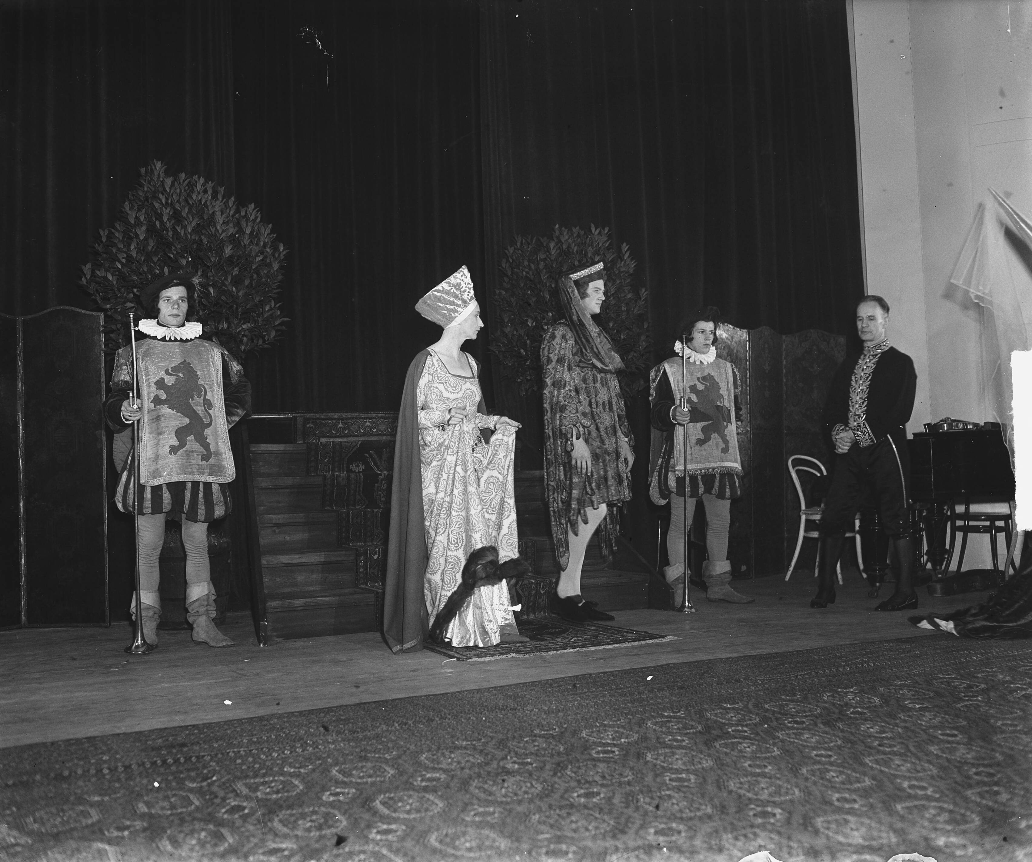 Fotocollectie Anefo — Juwelen- en modeshow in het Kurhaus te Scheveningen — Foto: Merk, Ben / Anefo. Licentie: Set B: Rechtenvrij / Publiek Domein. Bron: Nationaal Archief. http://hdl.handle.net/10648/a8bdd048-d0b4-102d-bcf8-003048976d84
