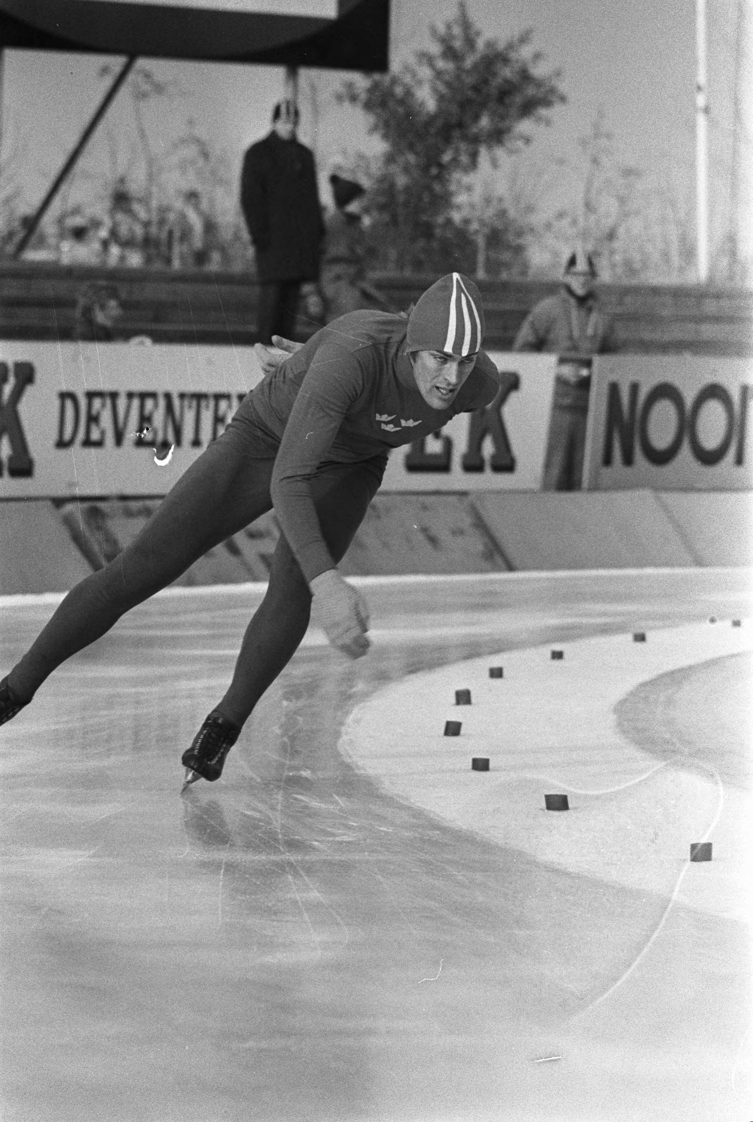 IJsselcup schaatswedstrijden Deventer — IJsselcup schaatswedstrijden Deventer [Ard Schenk] — Foto: Fotograaf Onbekend / Anefo. Licentie: Set B: Rechtenvrij / Publiek Domein. Bron: Nationaal Archief. http://hdl.handle.net/10648/abd80974-d0b4-102d-bcf8-003048976d84