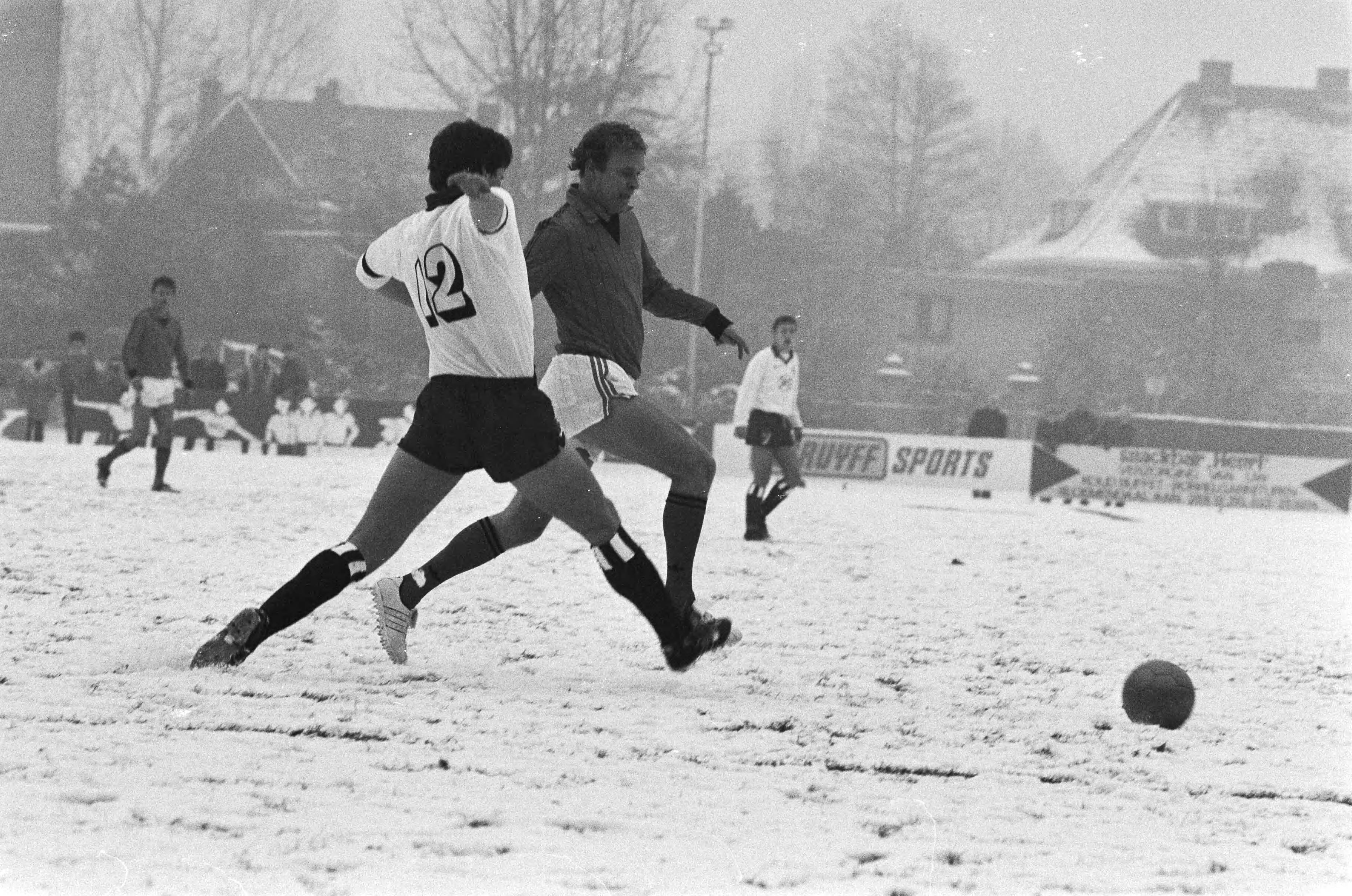 Fotocollectie Anefo — Ruud Geels in actie tijdens de traditionele Nieuwjaarswedstrijd Koninklijke HFC - Oud-Internationals in Haarlem — Foto: Bogaerts, Rob / Anefo. Licentie: Set B: Rechtenvrij / Publiek Domein. Bron: Nationaal Archief. http://hdl.handle.net/10648/ad4e3aee-d0b4-102d-bcf8-003048976d84