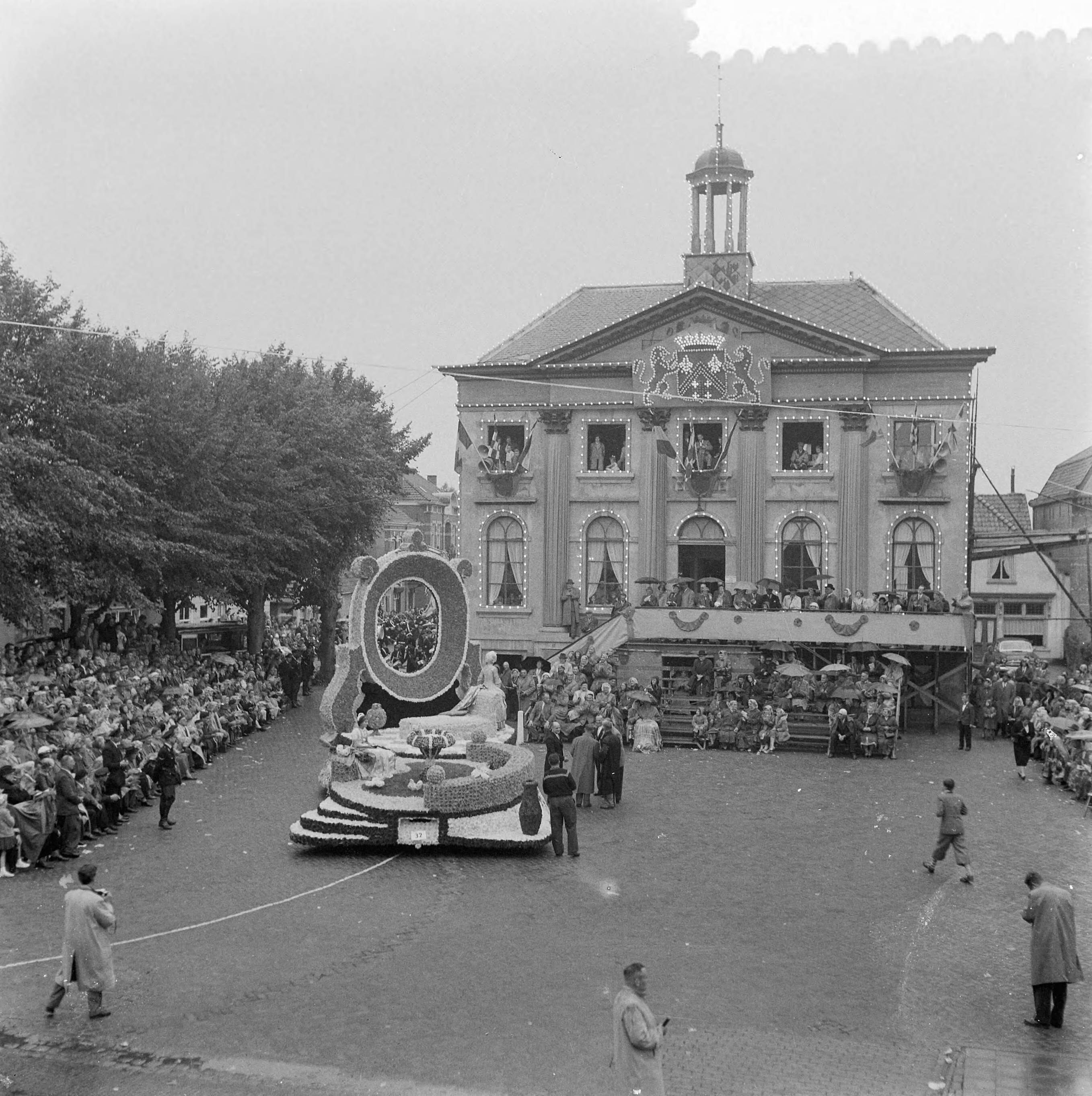 Fotocollectie Anefo — Bloemencorso te Zundert — Foto: Koch, Eric / Anefo. Licentie: Set B: Rechtenvrij / Publiek Domein. Bron: Nationaal Archief. http://hdl.handle.net/10648/a968d7b8-d0b4-102d-bcf8-003048976d84
