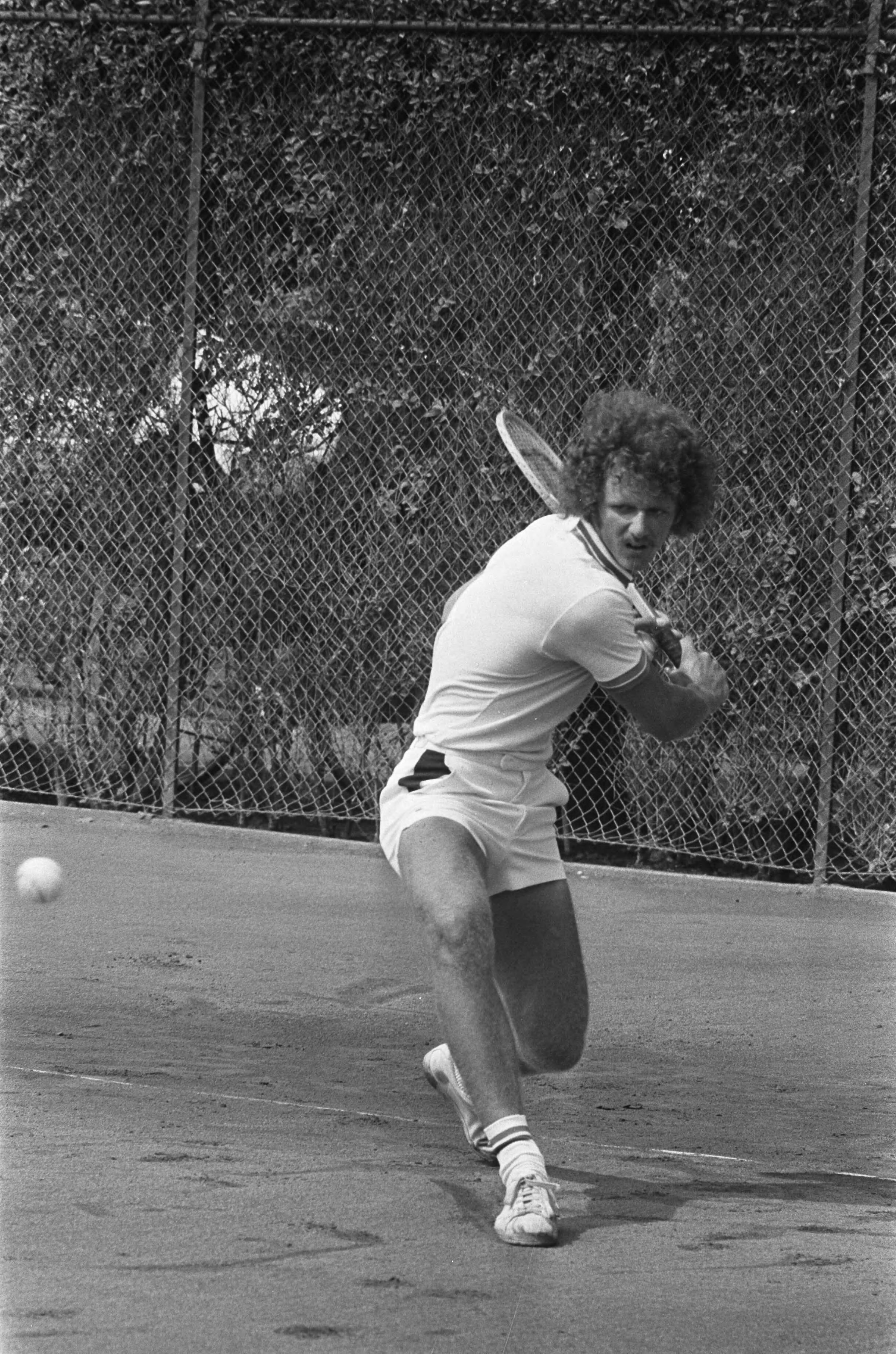 Nationale tenniskampioenschappen op de METS-tennisbanen 1975 — Don in aktie — Foto: Peters, Hans / Anefo. Licentie: Set B: Rechtenvrij / Publiek Domein. Bron: Nationaal Archief. http://hdl.handle.net/10648/ac6f75b6-d0b4-102d-bcf8-003048976d84