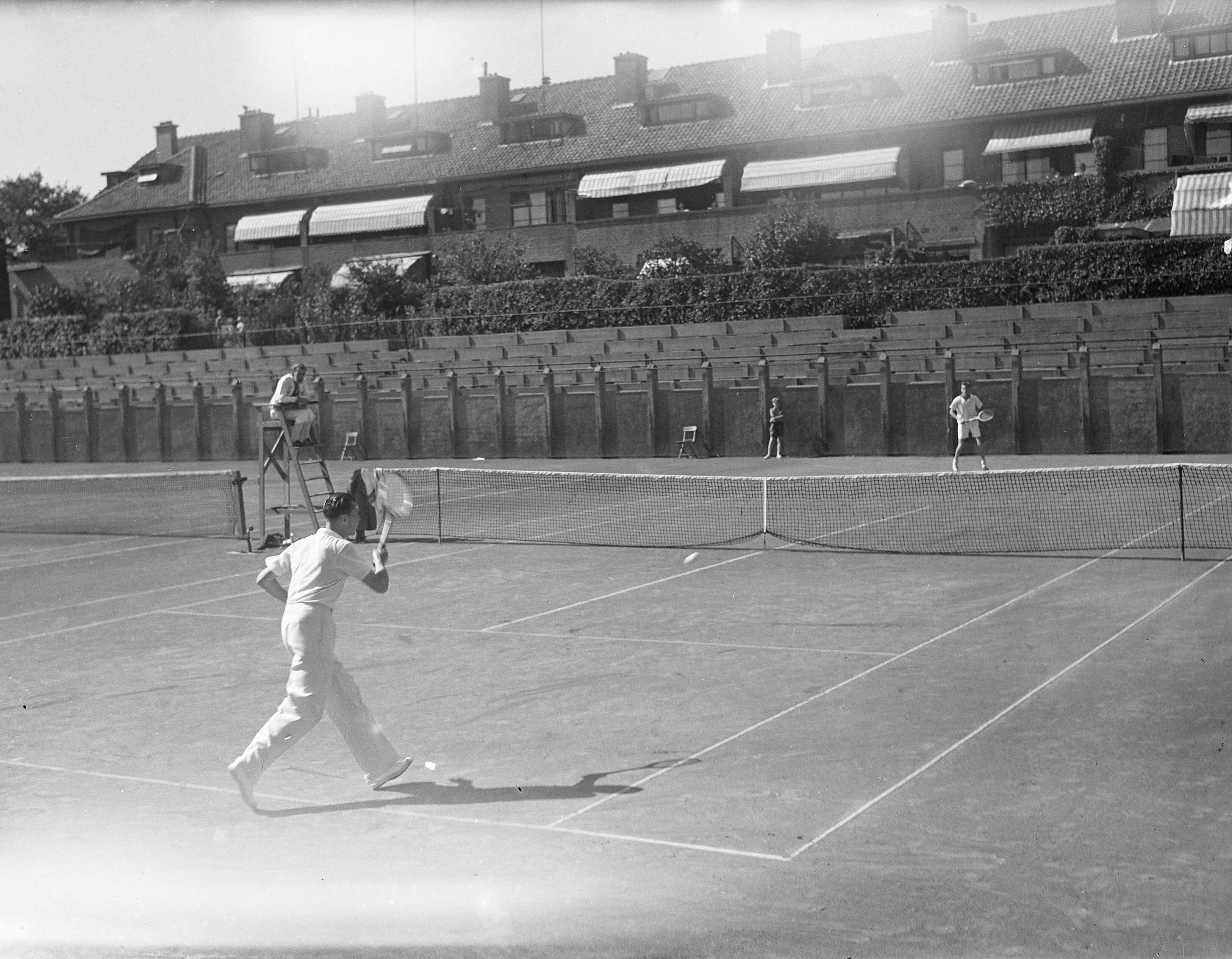 Fotocollectie Anefo — Nederlandse tenniskampioenschappen op de METS-banen te Scheveningen — Foto: Noske, J.D. / Anefo. Licentie: Set B: Rechtenvrij / Publiek Domein. Bron: Nationaal Archief. http://hdl.handle.net/10648/a8abe45a-d0b4-102d-bcf8-003048976d84