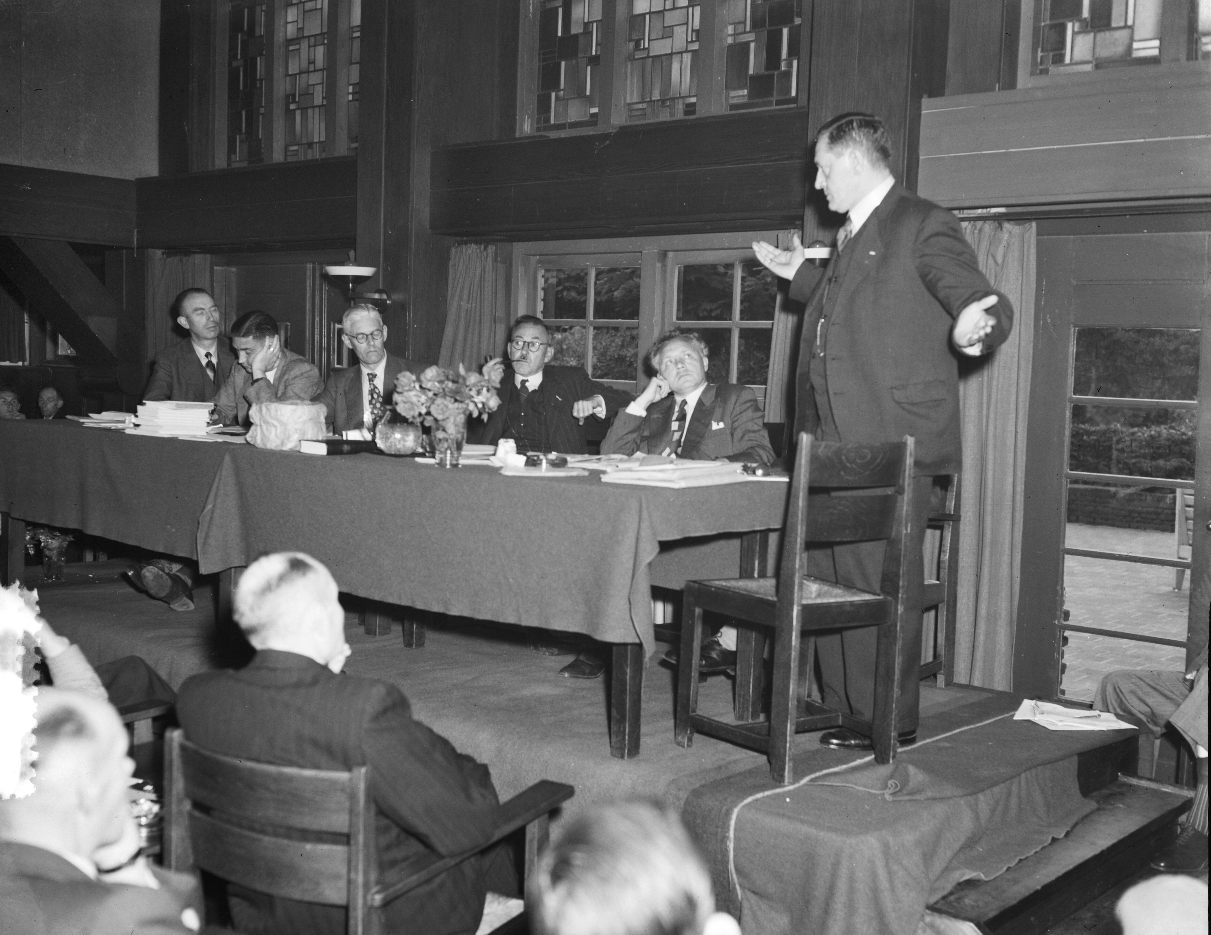 Vergadering Nederlands Christelijke Bond van Werknemers in de Textiel- en Kledingbedrijven te Zeist — Tweedaags congres van de Nederlandse Christelijke Bond van Werknemers in de Textiel- en Kledingbedrijven "Unitas" in conferentieoord Woudschoten te Zeist — Foto: Consenheim, Wim / Anefo. Licentie: Set B: Rechtenvrij / Publiek Domein. Bron: Nationaal Archief. http://hdl.handle.net/10648/a8fbc22c-d0b4-102d-bcf8-003048976d84