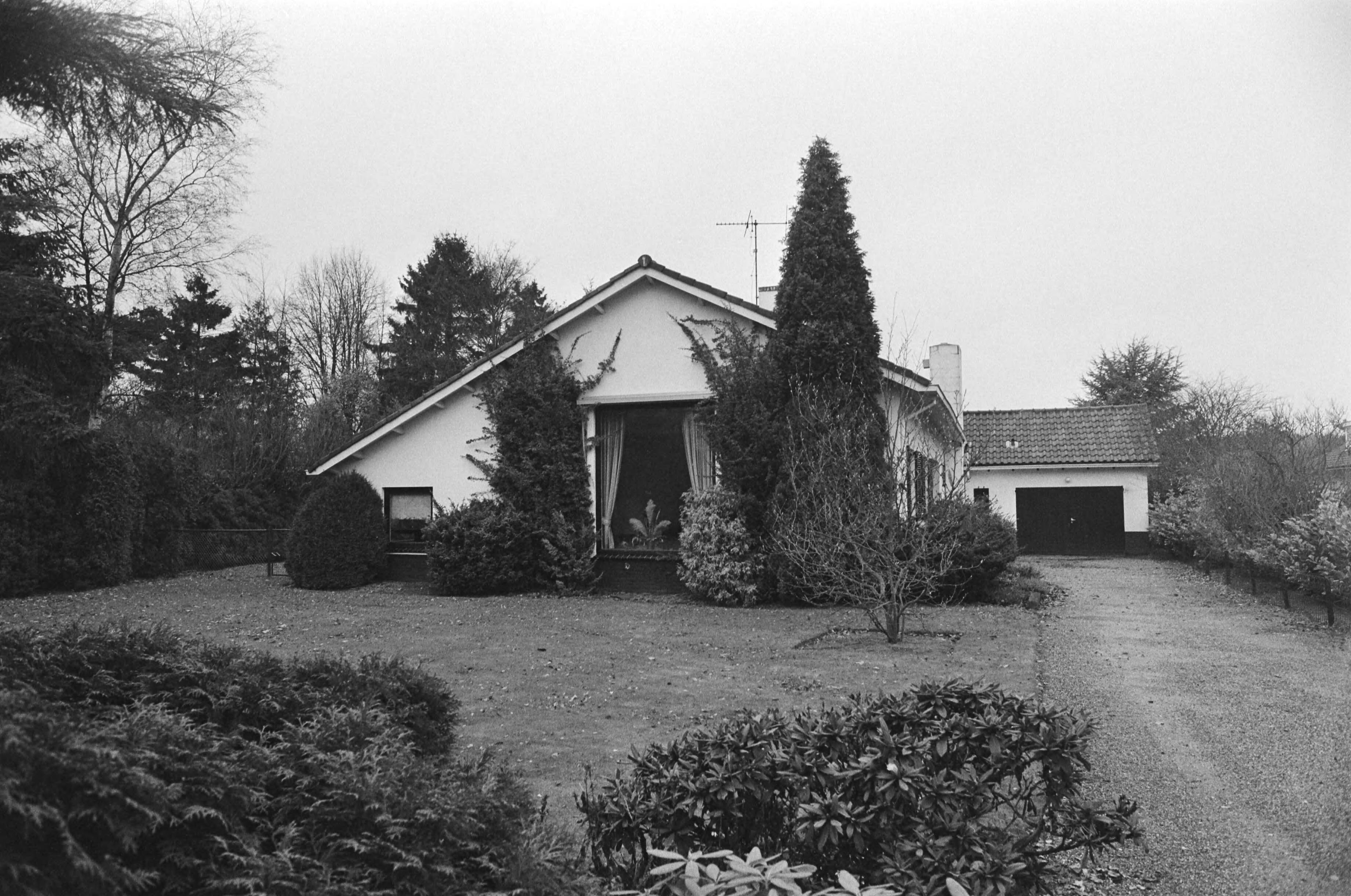 Fotocollectie Anefo — Prinses Irene en kinderen bewonen nu deze bungalow aan Tafelbergweg in Laren (Noord-Holland) — Foto: Dijk, Hans van / Anefo. Licentie: Set B: Rechtenvrij / Publiek Domein. Bron: Nationaal Archief. http://hdl.handle.net/10648/acee4e7c-d0b4-102d-bcf8-003048976d84