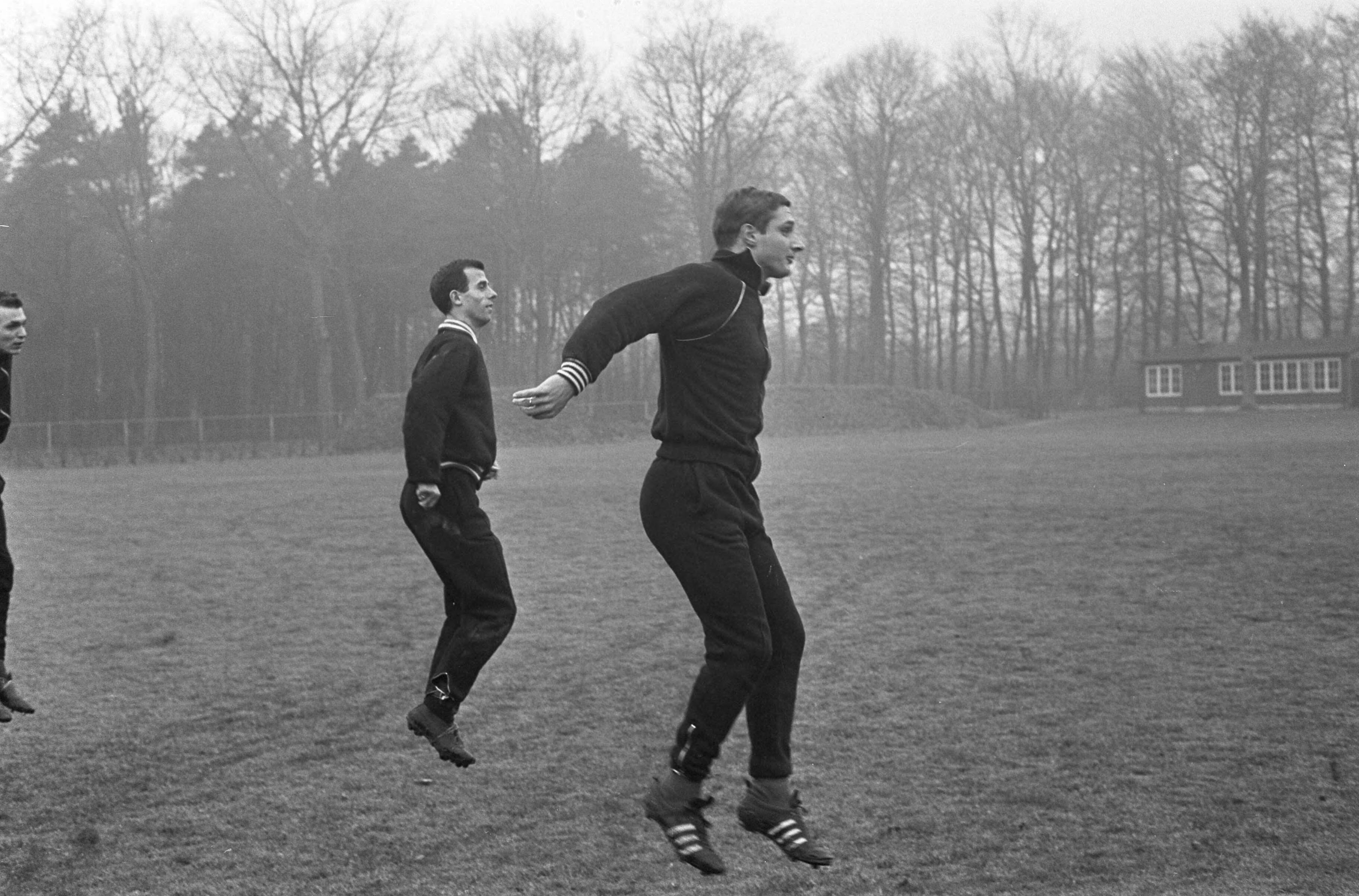 Fotocollectie Anefo — Training Nederlands elftal te Zeist, spelers tijdens training. Links Coen Moulijn, rechts Cor Veldhoen — Foto: Pot, Harry / Anefo. Licentie: Set B: Rechtenvrij / Publiek Domein. Bron: Nationaal Archief. http://hdl.handle.net/10648/aa84936c-d0b4-102d-bcf8-003048976d84