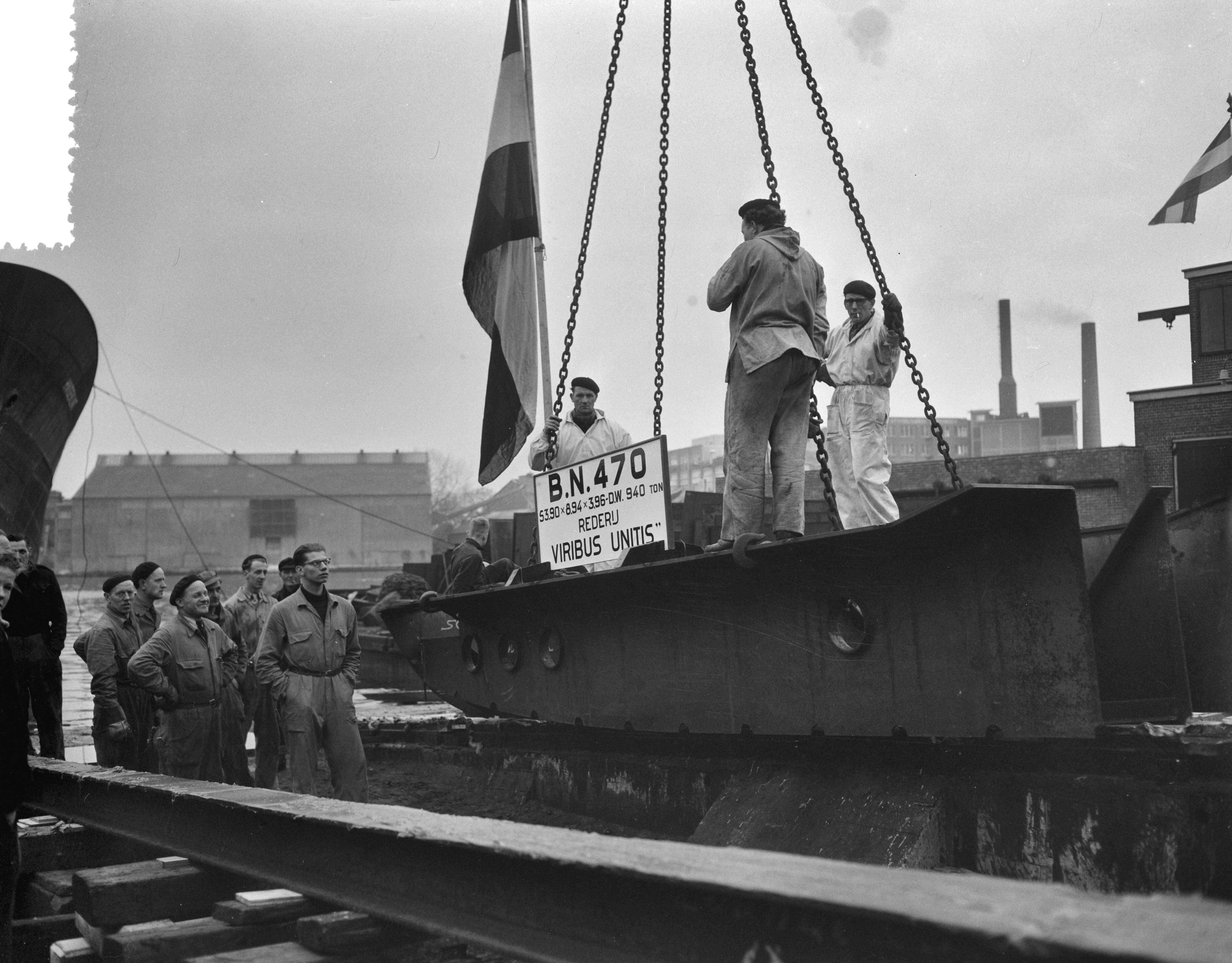 Fotocollectie Anefo — Tewaterlating motorcoaster "Hvideklint" bij de Zaanlandse Scheepsbouw Maatschappij te Zaandam — Foto: Bilsen, Joop van / Anefo. Licentie: Set B: Rechtenvrij / Publiek Domein. Bron: Nationaal Archief. http://hdl.handle.net/10648/a95b37a2-d0b4-102d-bcf8-003048976d84