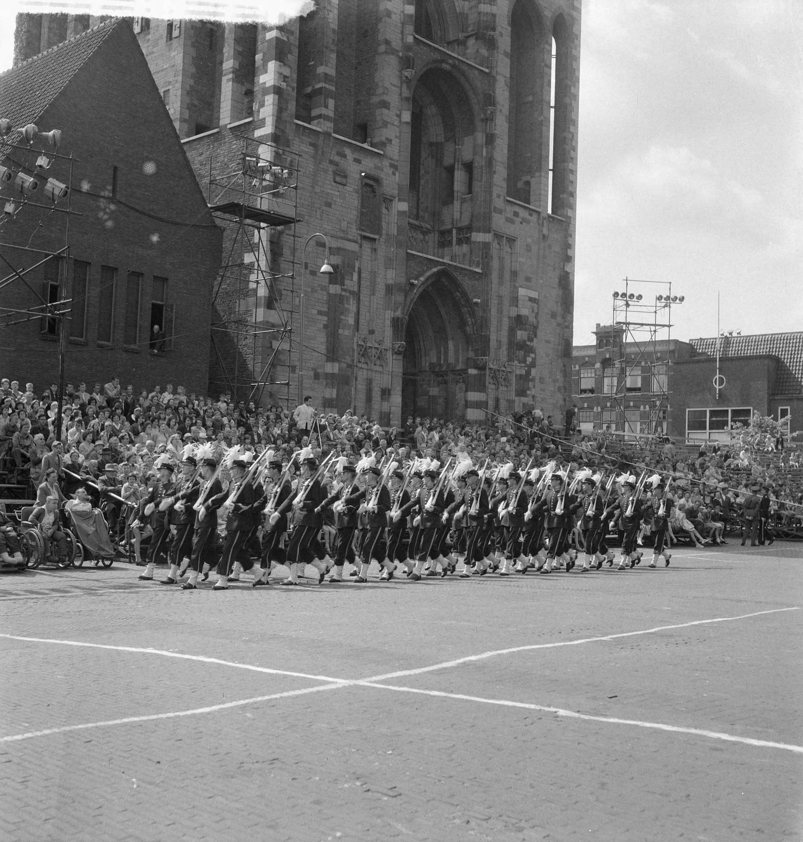 Fotocollectie Anefo — Taptoe in Utrecht. Op het Domplein — Foto: Koch, Eric / Anefo. Licentie: Set B: Rechtenvrij / Publiek Domein. Bron: Nationaal Archief. http://hdl.handle.net/10648/a9da9b46-d0b4-102d-bcf8-003048976d84