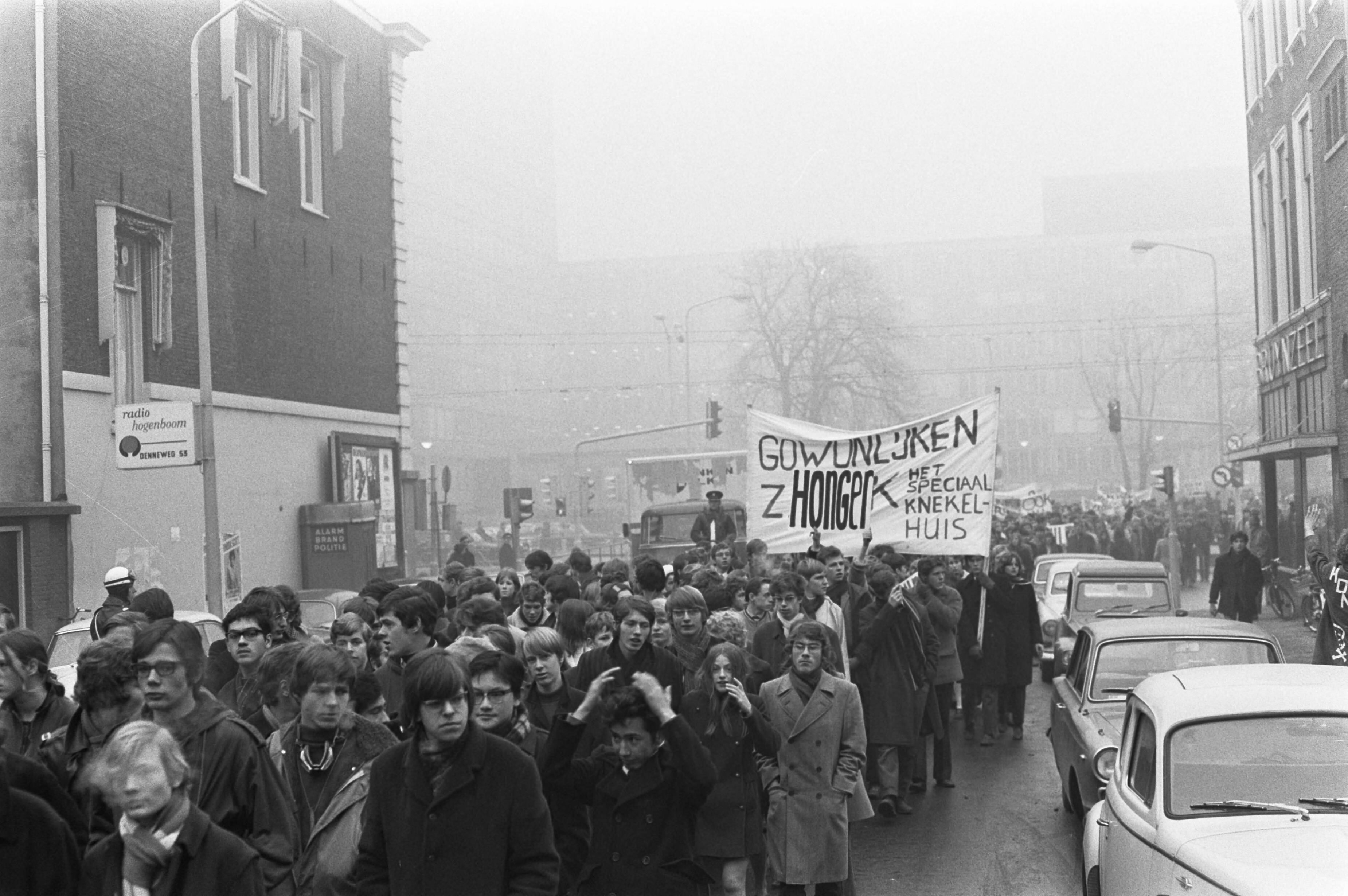 Fotocollectie Anefo — Protestmars van duizenden scholieren en studenten voor hulp aan Biafra, Den Haag . Demonstranten op Binnenhof — Foto: Evers, Joost / Anefo. Licentie: Set B: Rechtenvrij / Publiek Domein. Bron: Nationaal Archief. http://hdl.handle.net/10648/ab896792-d0b4-102d-bcf8-003048976d84