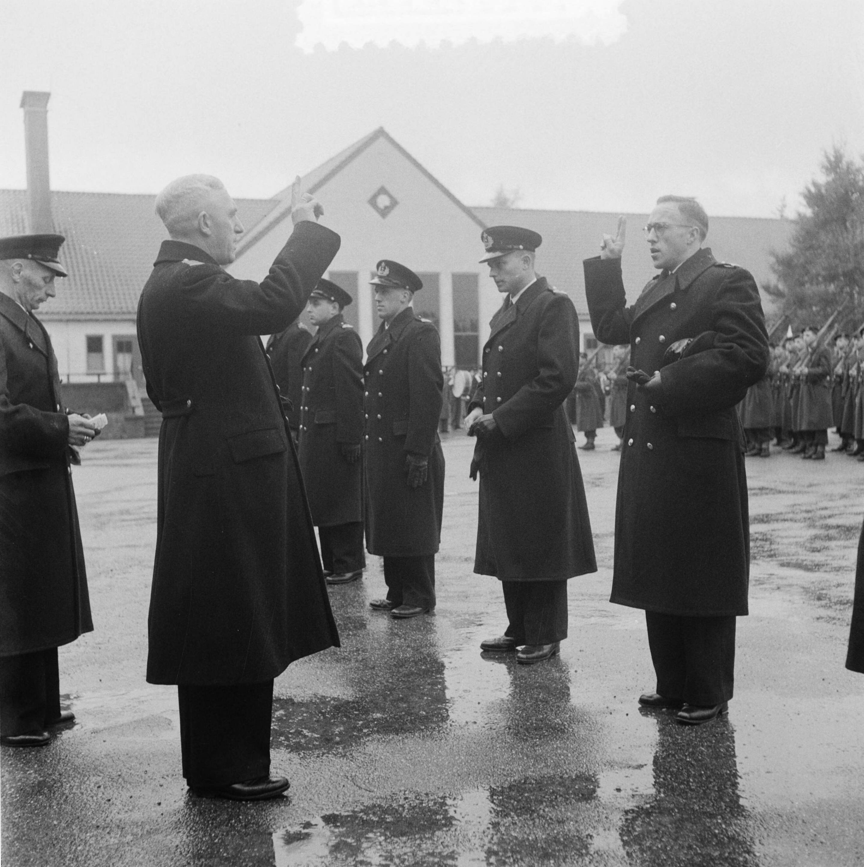 Beëdiging van marineofficieren op het MOC te Hilversum — Foto: Pot, Harry / Anefo. — Licentie: Set B: Rechtenvrij / Publiek Domein. Bron: Nationaal Archief. http://hdl.handle.net/10648/a901139e-d0b4-102d-bcf8-003048976d84