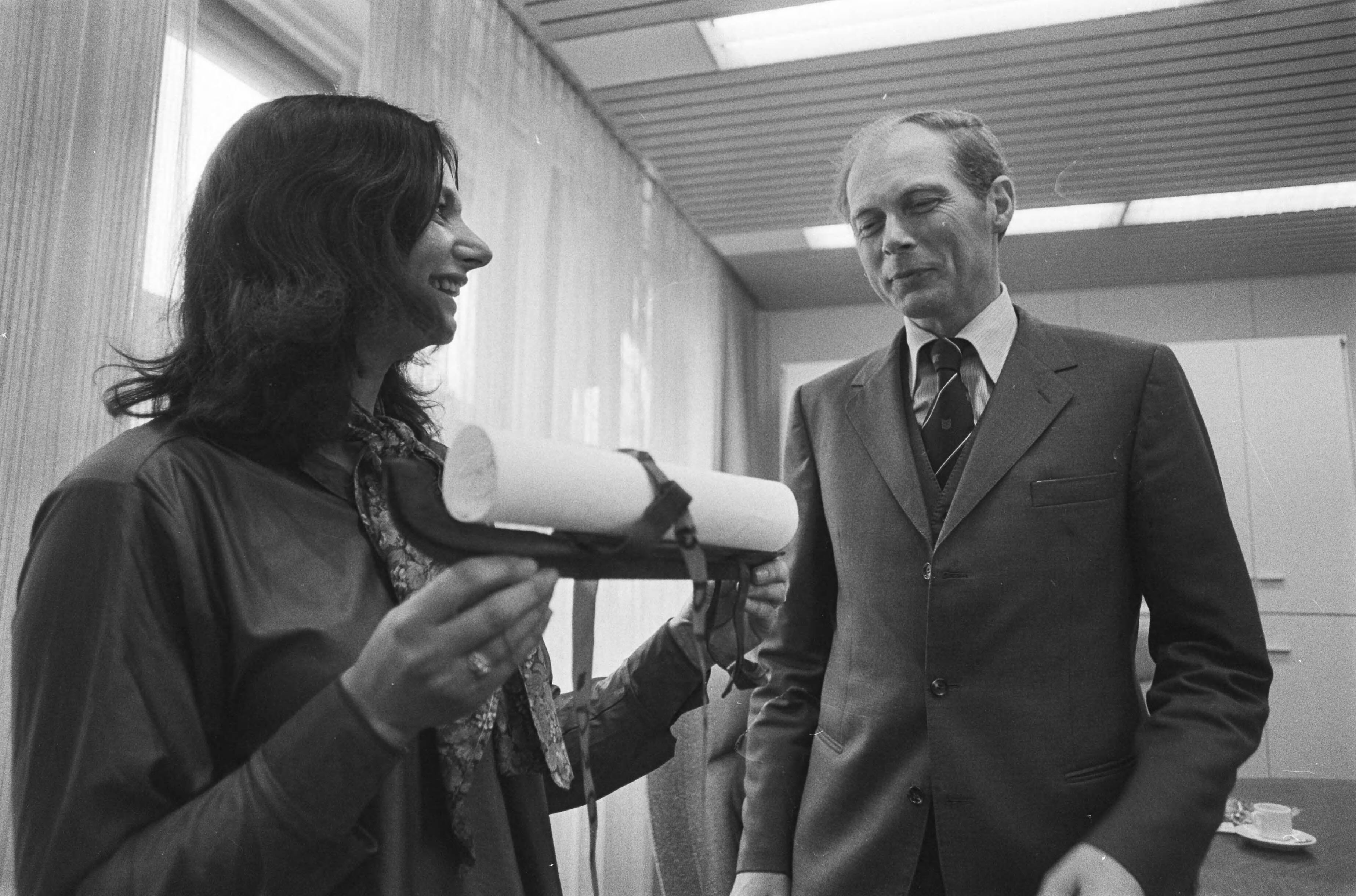 Fotocollectie Anefo — Annie Jongedijk, voorzitter stadsvernieuwings cooperatie Leeuwarden biedt minister Pieter Beelaerts van Blokland een scheve schaats aan — Foto: Suyk, Koen / Anefo. Licentie: Set B: Rechtenvrij / Publiek Domein. Bron: Nationaal Archief. http://hdl.handle.net/10648/acc534e2-d0b4-102d-bcf8-003048976d84