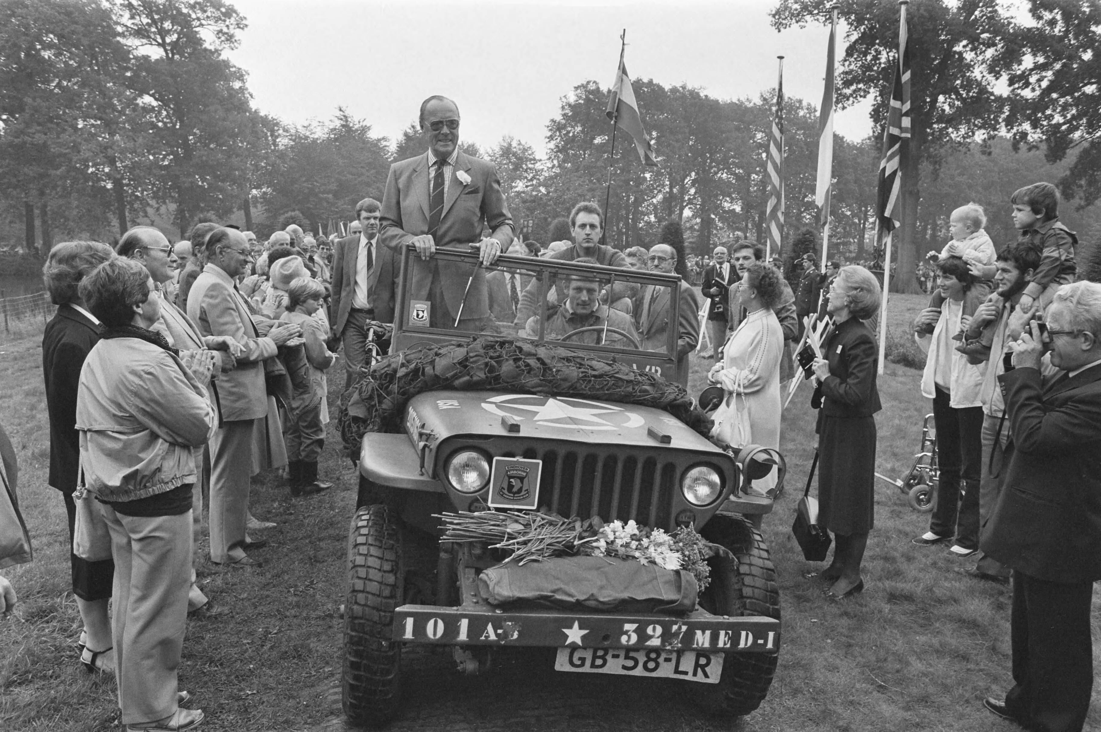 Fotocollectie Anefo — Prins Bernhard is aanwezig bij de bijeenkomst ter gelegenheid van de 40e verjaardag bevrijding in Heeswijk-Dinter — Foto: Croes, Rob C. / Anefo. Licentie: Set B: Rechtenvrij / Publiek Domein. Bron: Nationaal Archief. http://hdl.handle.net/10648/ad3d4bbc-d0b4-102d-bcf8-003048976d84