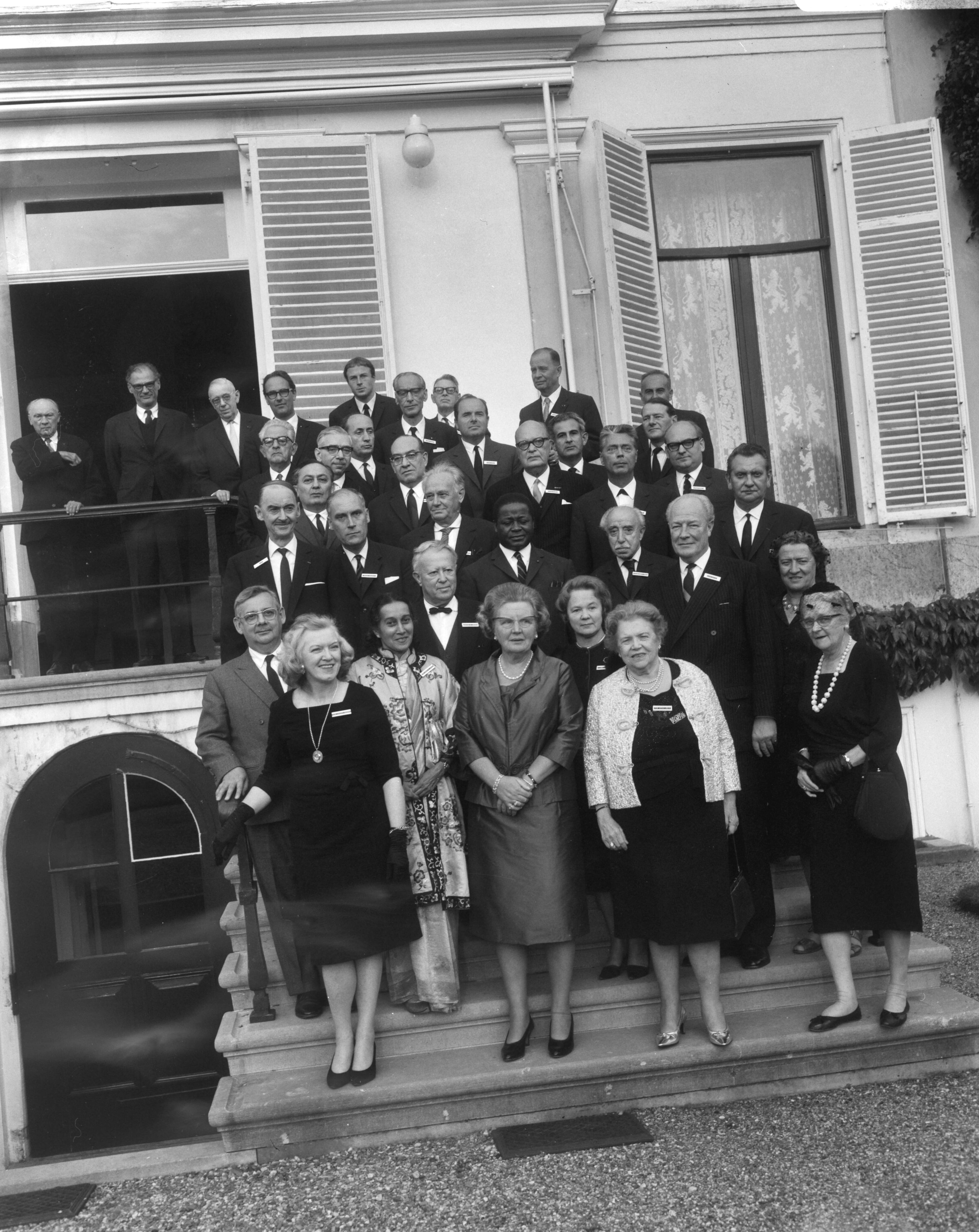 Fotocollectie Anefo — Delegatie van de PEN-club wordt door koningin Juliana op Soestdijk ontvangen — Foto: Bilsen, Joop van / Anefo. Licentie: Set B: Rechtenvrij / Publiek Domein. Bron: Nationaal Archief. http://hdl.handle.net/10648/aafecea2-d0b4-102d-bcf8-003048976d84