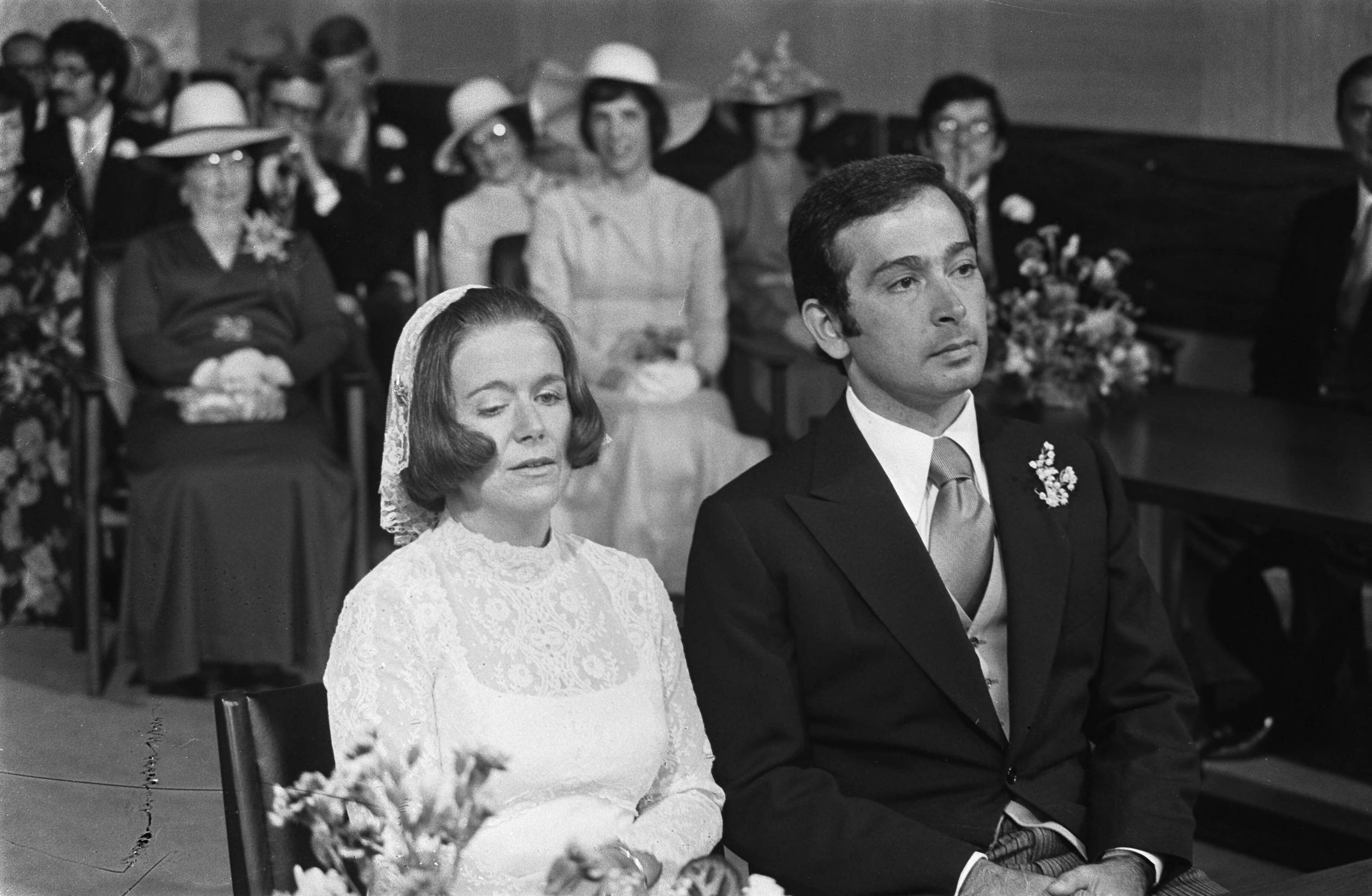 Huwelijk prinses Christina en Jorge Guillermo; de sluiting van het burgerlijk huwelijk in het stadhuis van Baarn — Prinses Christina en Jorge Guillermo bij de sluiting van het burgerlijk huwelijk — Foto: Meerdere fotografen / Anefo. Licentie: Set B: Rechtenvrij / Publiek Domein. Bron: Nationaal Archief. http://hdl.handle.net/10648/ac6c5e4e-d0b4-102d-bcf8-003048976d84